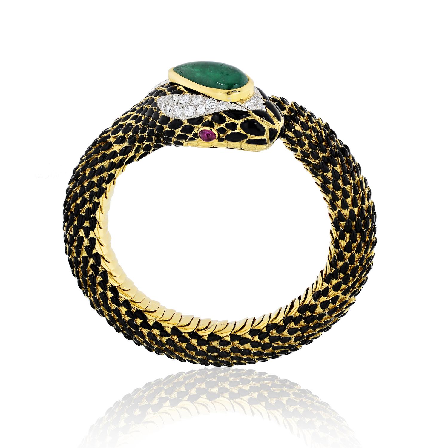 Taille poire David Webb Bracelet charmeur de serpent en or, émeraudes, rubis et diamants en vente