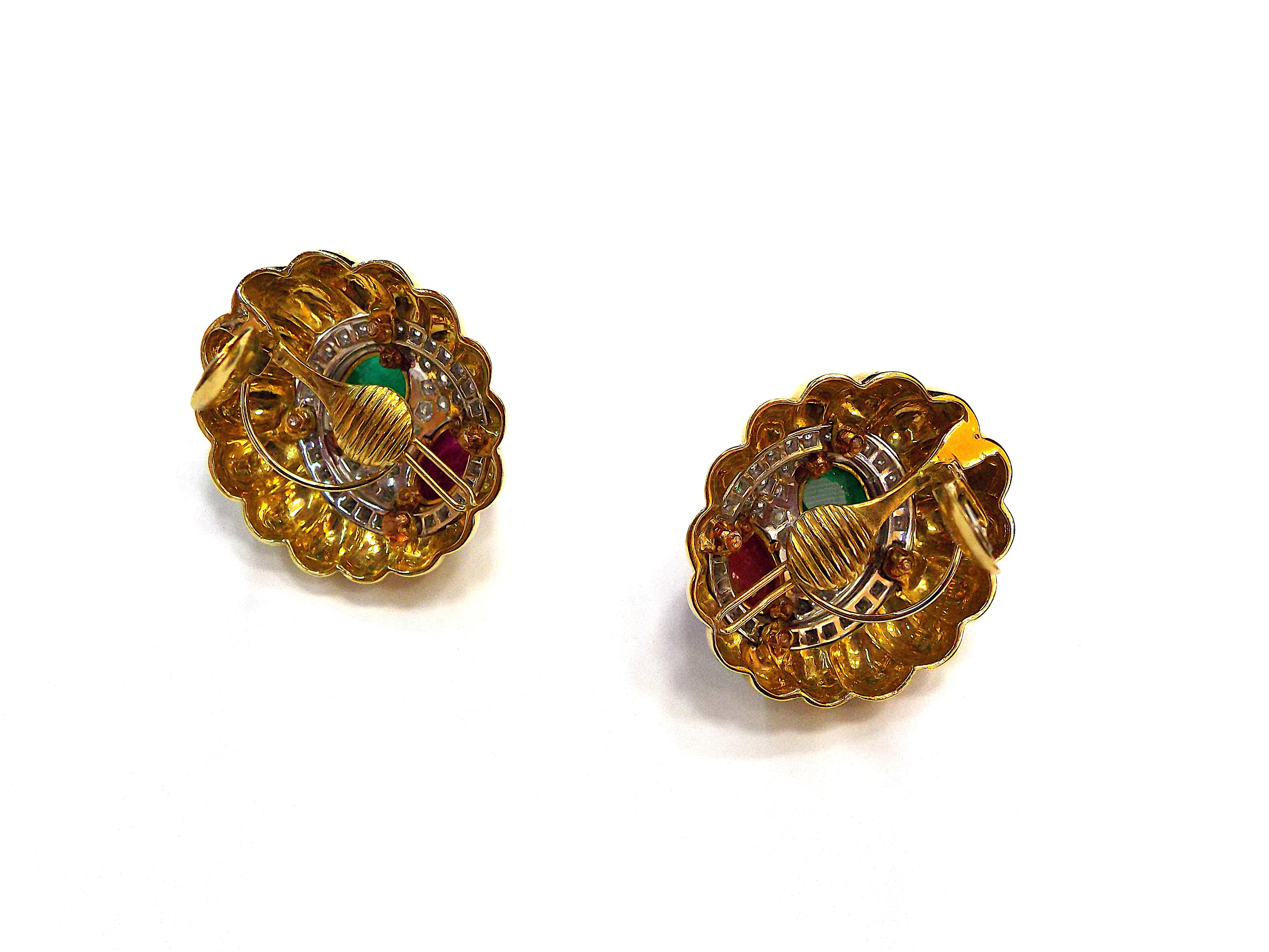 David Webb Collier et boucles d'oreilles en or avec émeraudes, rubis et diamants en vente 1