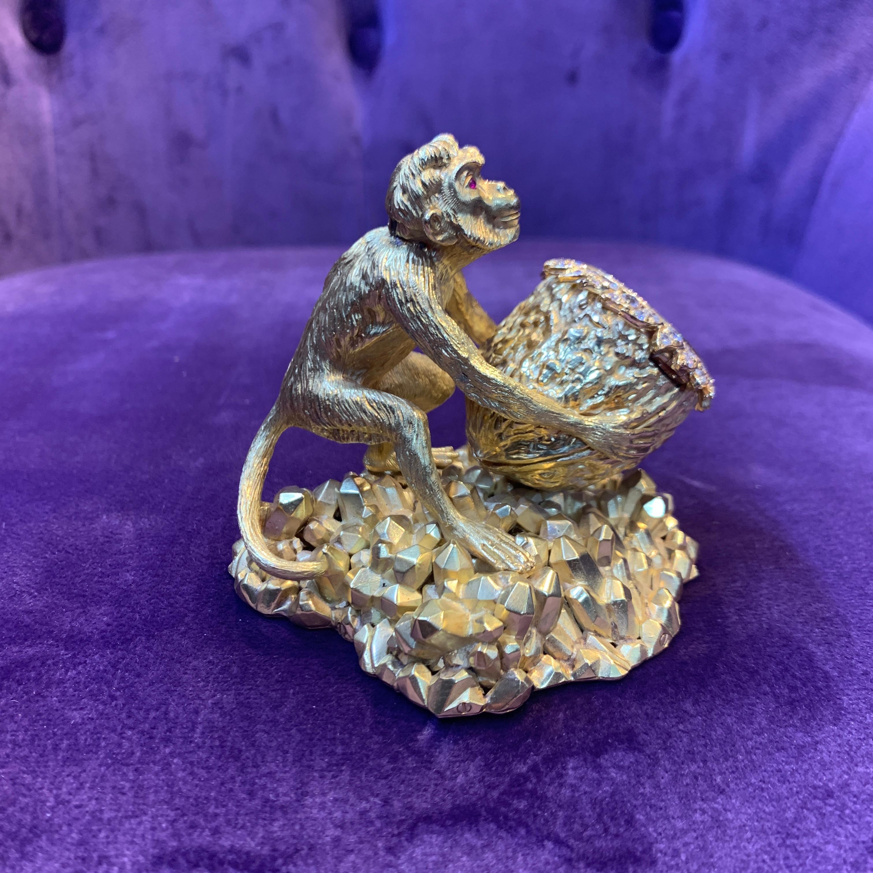 David Webb Gold Monkey Desk Clock In Excellent Condition For Sale In New York, NY