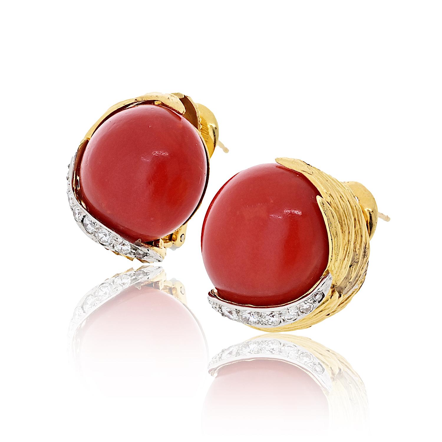 David Webb Goldes Orecchino con perno in platino e corallo rotondo con pavé di diamanti a 18 carati in vendita 1