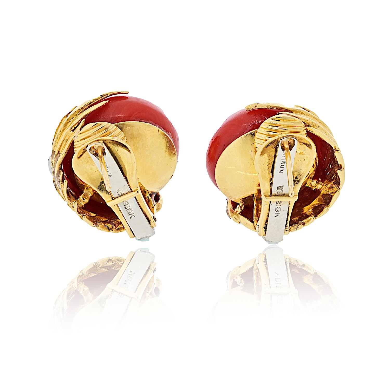 David Webb Goldes Orecchino con perno in platino e corallo rotondo con pavé di diamanti a 18 carati in vendita 3