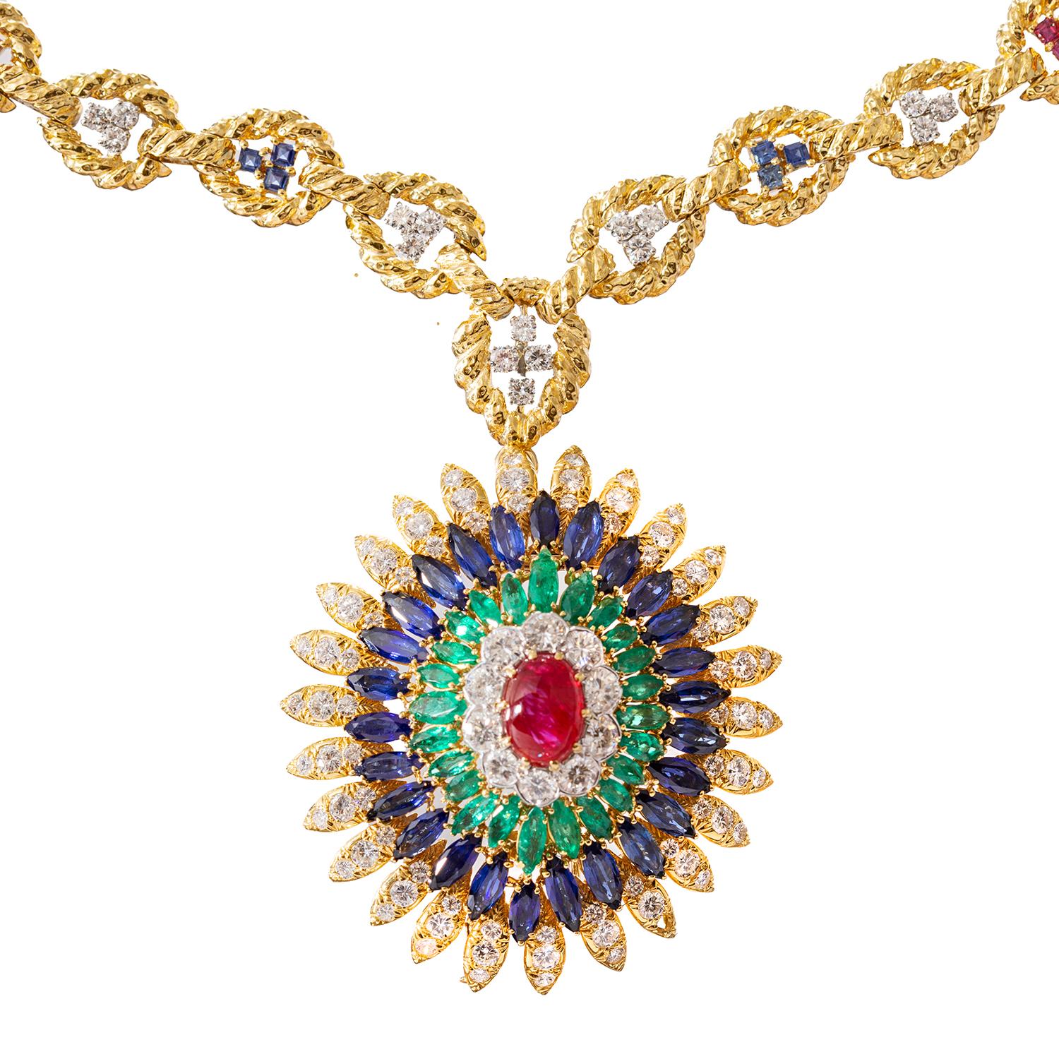 Collana con rubino, smeraldo, zaffiro e diamante di David Webb in oro giallo 18 carati, con un pendente staccabile a forma di goccia, centrato da un rubino ovale tagliato a cabochon incorniciato da file di diamanti a taglio circolare, smeraldi a