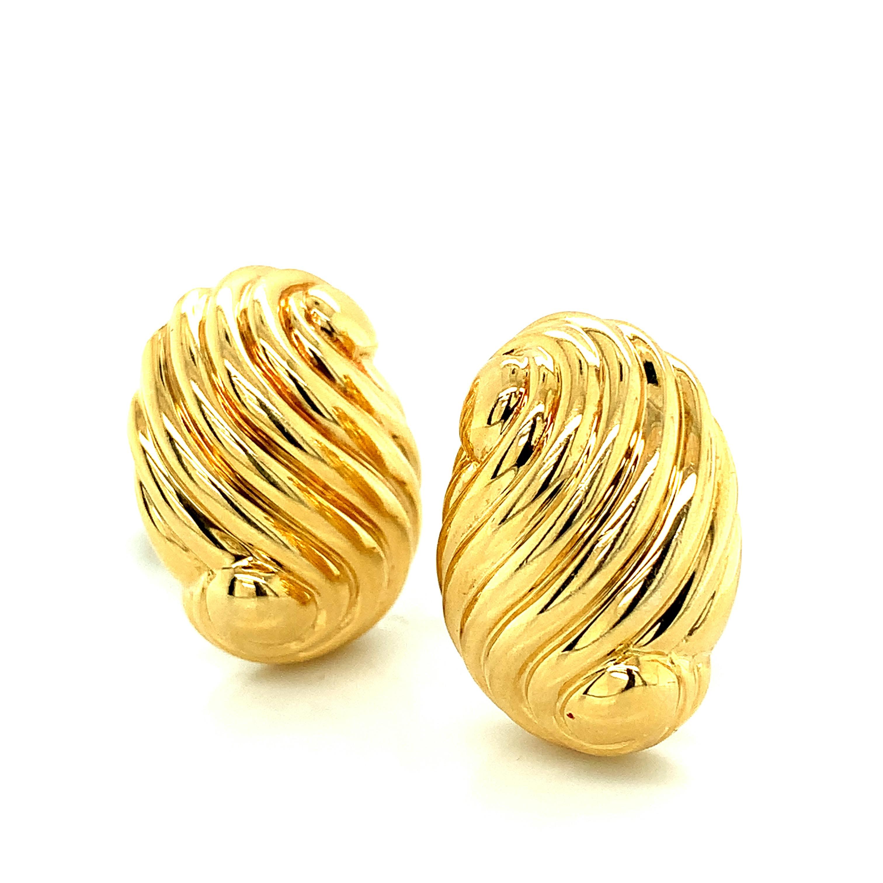 David Webb Gold Swirl Ear Clips In Excellent Condition For Sale In New York, NY
