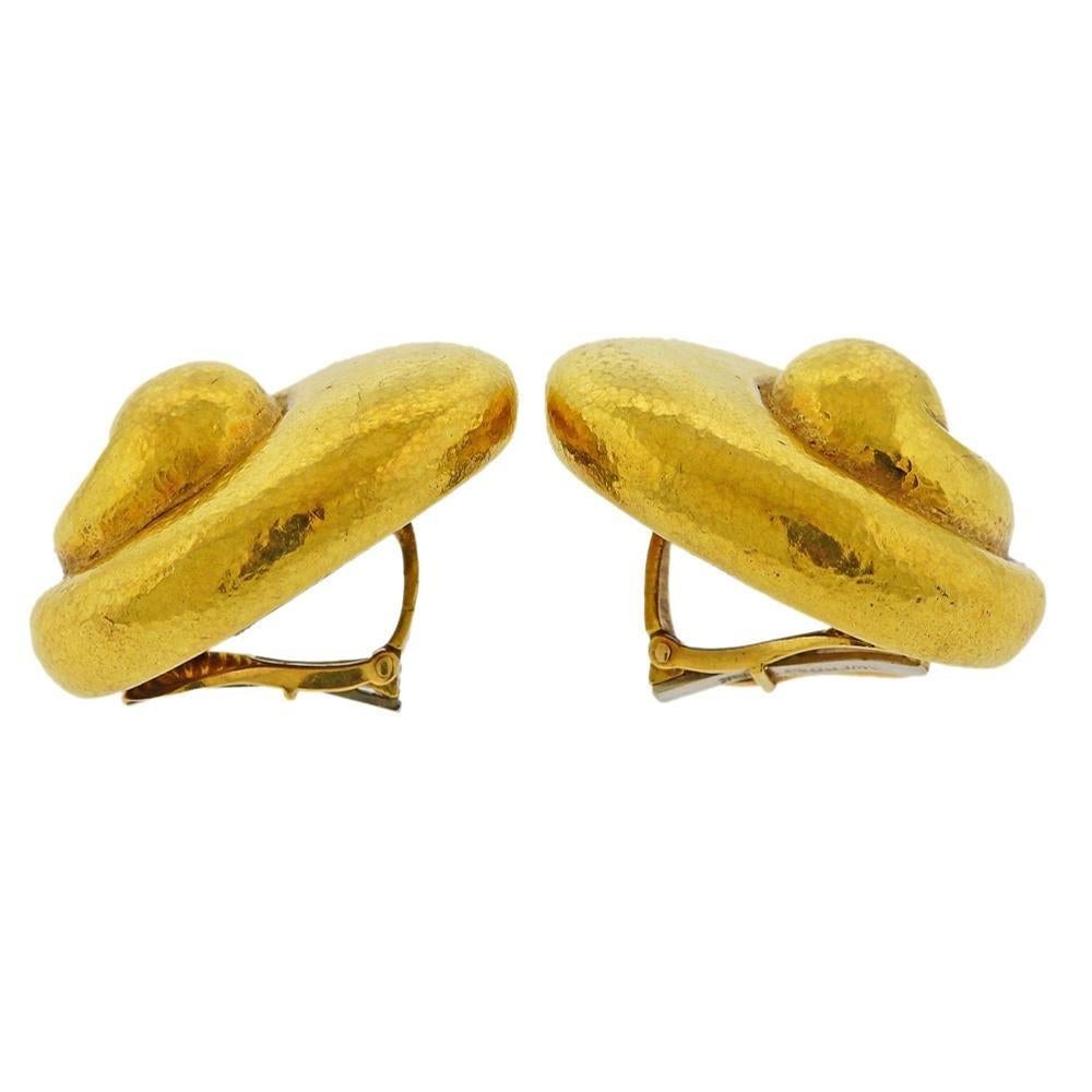 Paire de boucles d'oreilles en or jaune 18 carats de David Webb. Les boucles d'oreilles mesurent 33 mm x 26 mm. Marqué : Webb, 18k. Poids - 31.2 grammes. dommage (fissure) sur l'or dans l'une des boucles d'oreilles. E-03039