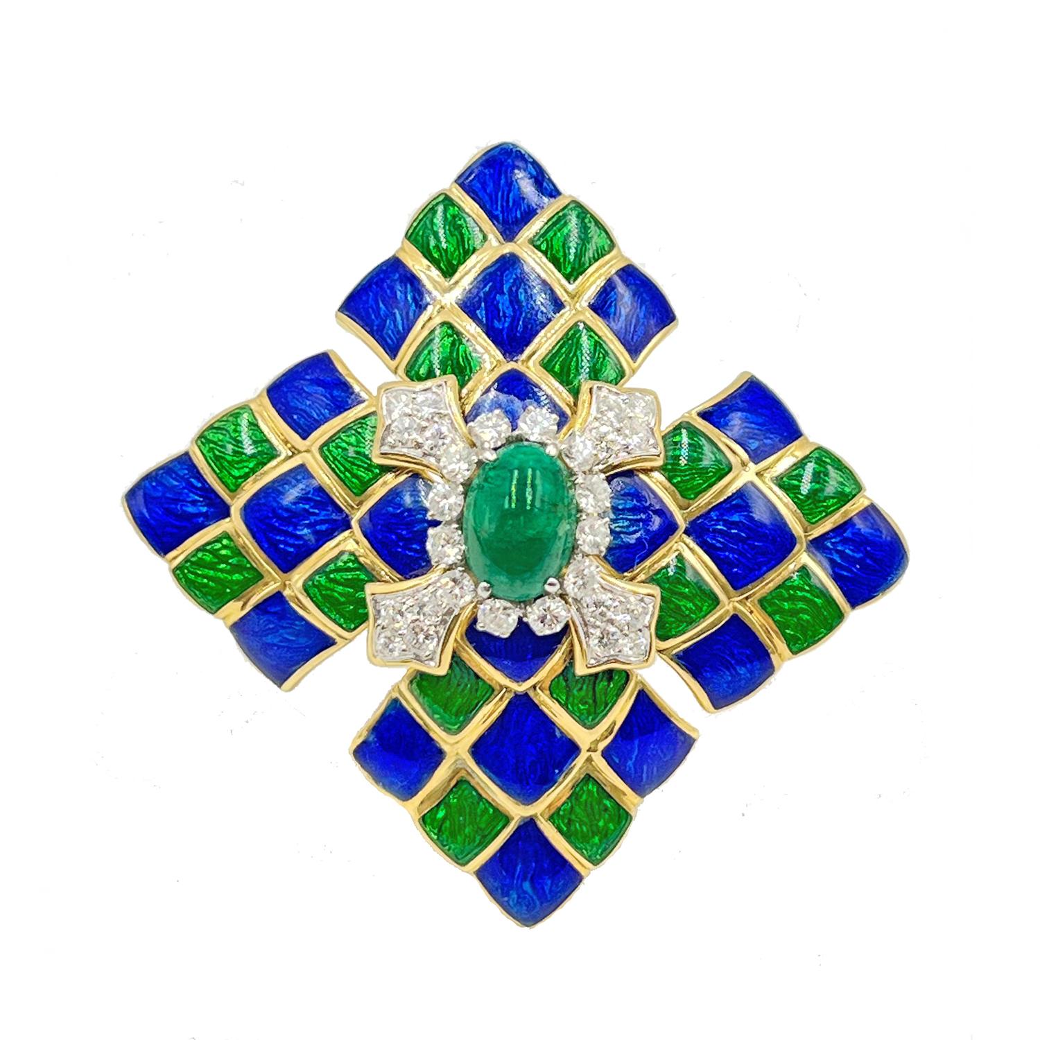 Pendentif/broche en or jaune 18k en émail champlevé vert et bleu à motif de damier, centré sur une émeraude ovale taillée en cabochon entourée de diamants ronds taillés en brillant sertis en platine.  Émeraude d'un poids total d'environ 3,85 carats