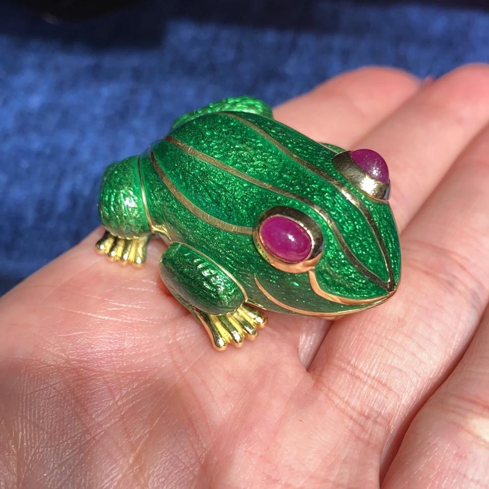 David Webb Pendentif broche grenouille en émail vert et or en vente 1