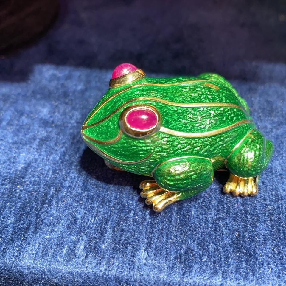 David Webb Pendentif broche grenouille en émail vert et or en vente 2