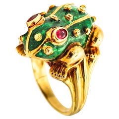 DAVID WEBB Green Enameled Sculpted Frog Ring In 18Kt Yellow Gold With Rubies