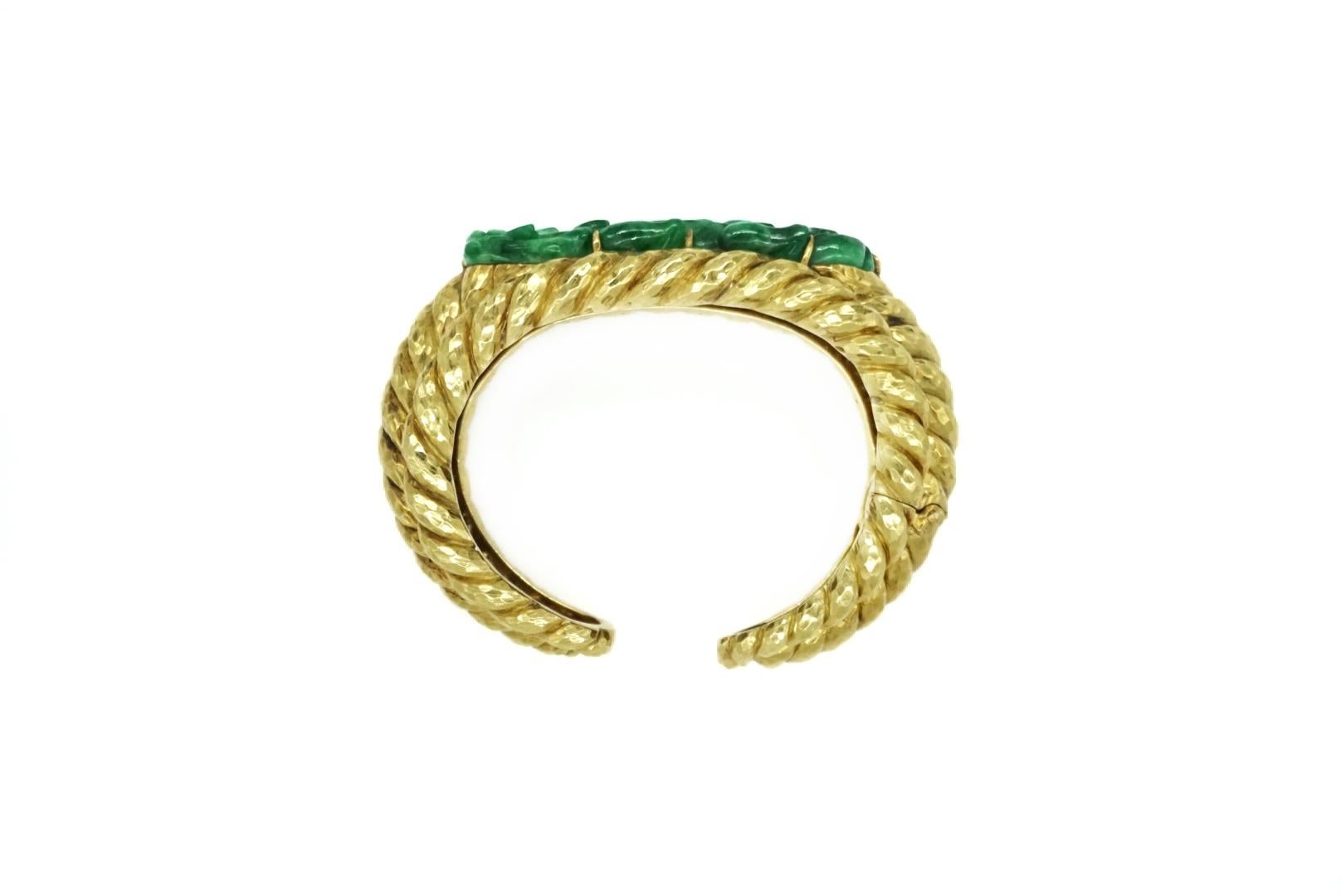 Bracelet David Webb en jade vert sculpté et or jaune 18k. Fabriqué aux États-Unis, vers 1970. 