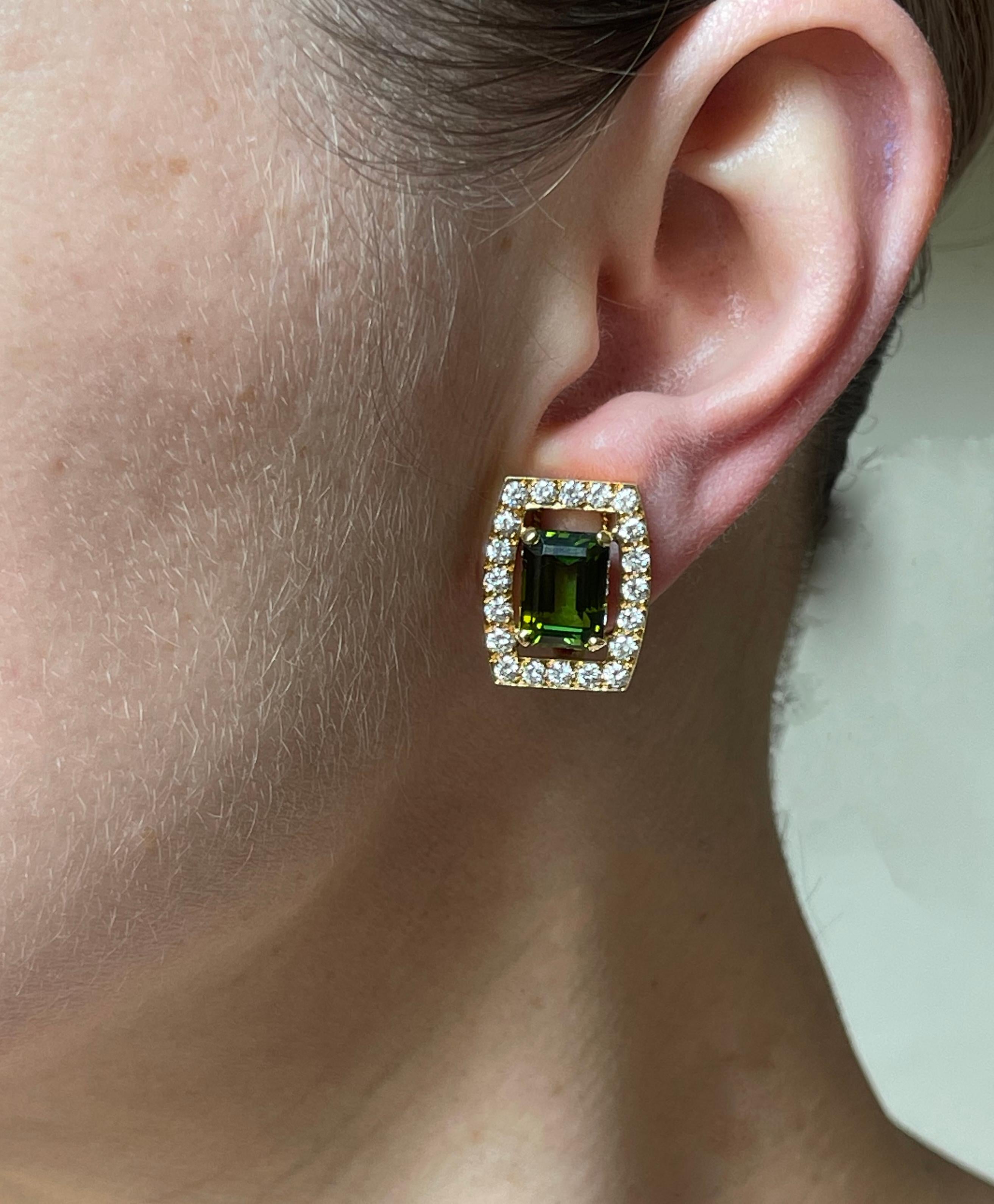 David Webb Boucles d'oreilles en or avec tourmaline verte et diamants en vente 1