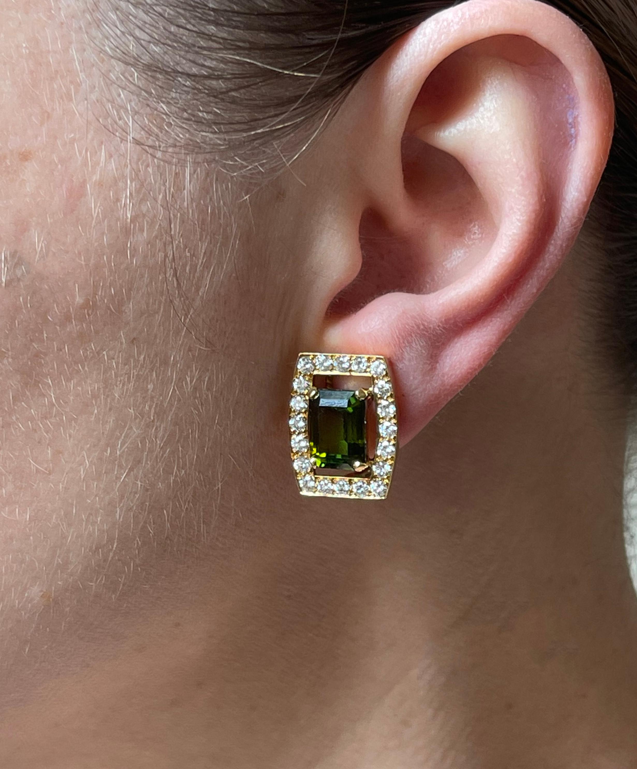 David Webb Boucles d'oreilles en or avec tourmaline verte et diamants en vente 2