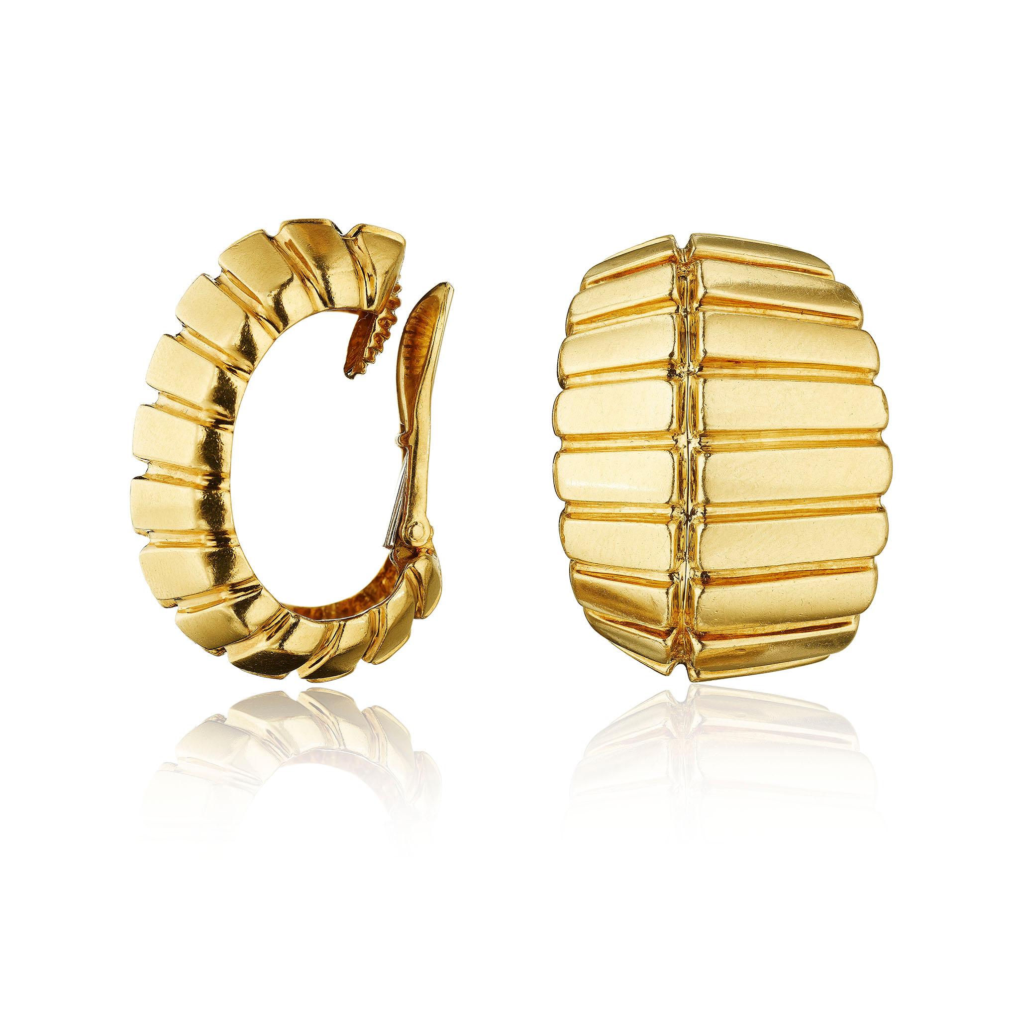Creati negli anni '80, questi orecchini a clip David Webb dal design geometrico sono realizzati in oro 18 carati. Ogni mezzo cerchio astratto e inclinato con fondello a clip omega è disegnato con nervature geometriche orizzontali e verticali con