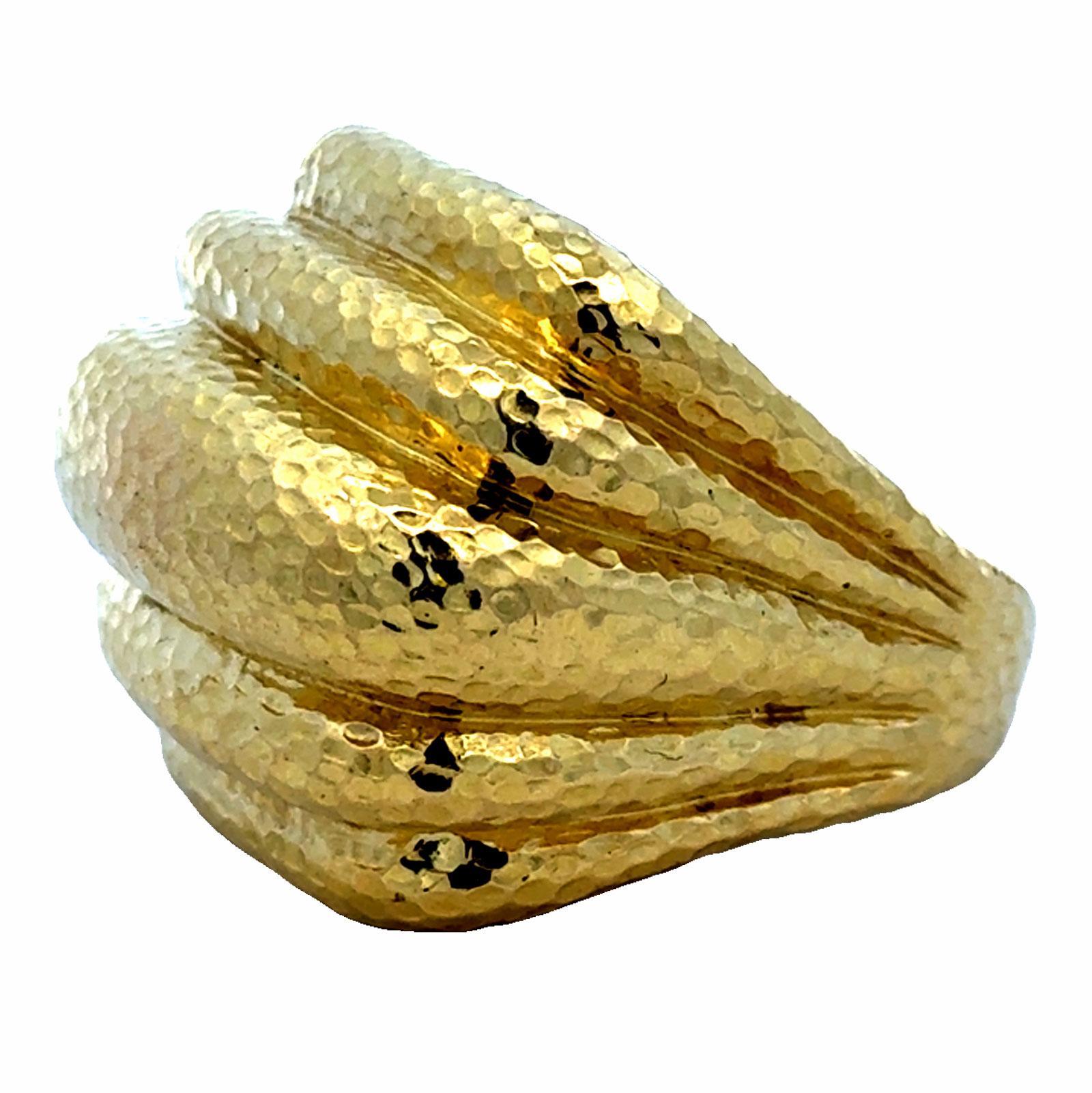David Webb Anillo vintage de oro amarillo de 18 quilates martillado y acanalado para cóctel Moderno en venta