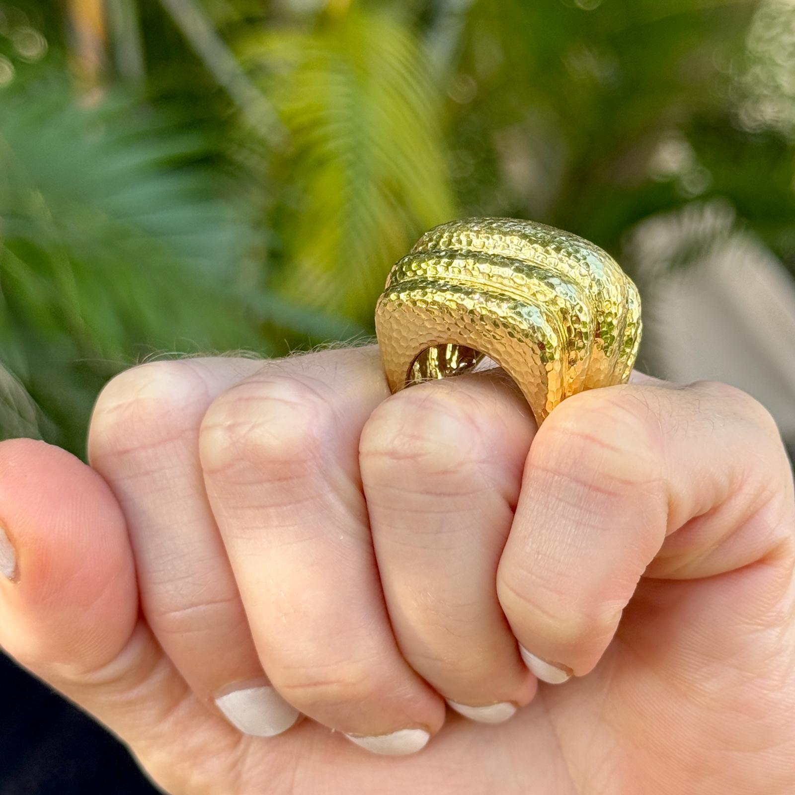 David Webb Anillo vintage de oro amarillo de 18 quilates martillado y acanalado para cóctel en Excelente estado para la venta en Boca Raton, FL