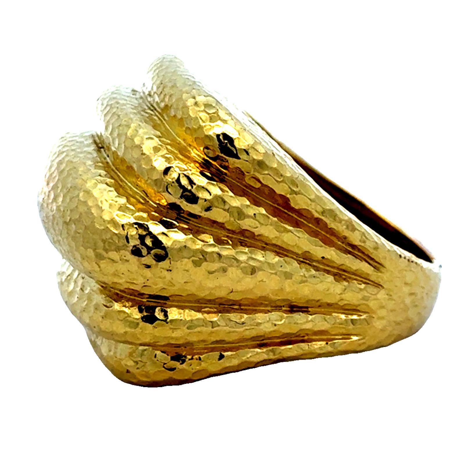 De las mujeres David Webb Anillo vintage de oro amarillo de 18 quilates martillado y acanalado para cóctel en venta
