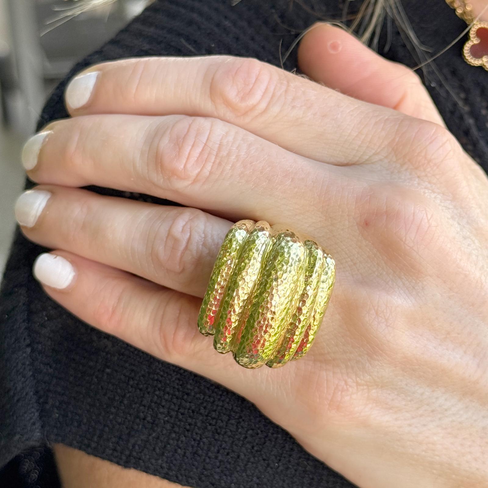 David Webb Anillo vintage de oro amarillo de 18 quilates martillado y acanalado para cóctel en venta 1