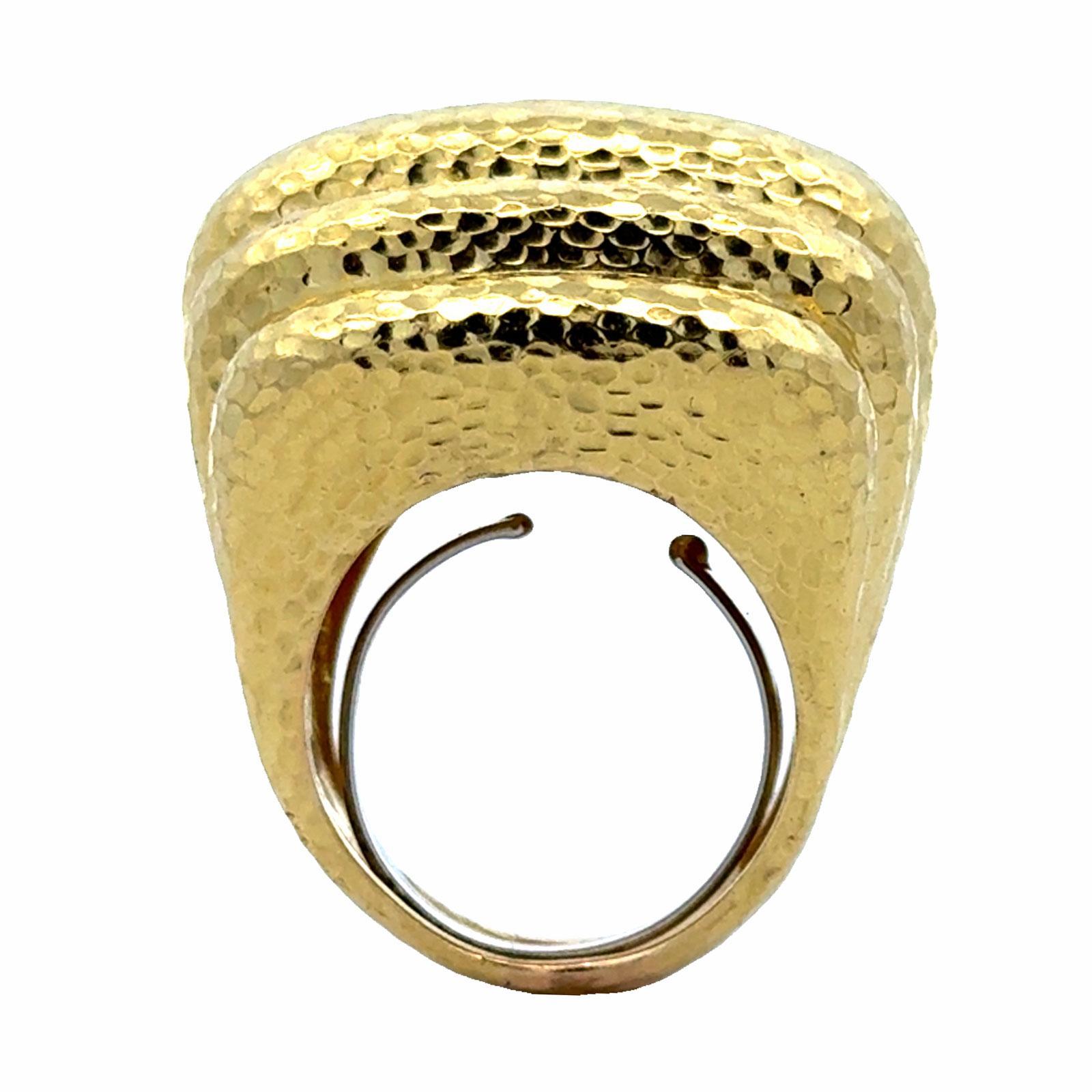 David Webb Anillo vintage de oro amarillo de 18 quilates martillado y acanalado para cóctel en venta 3