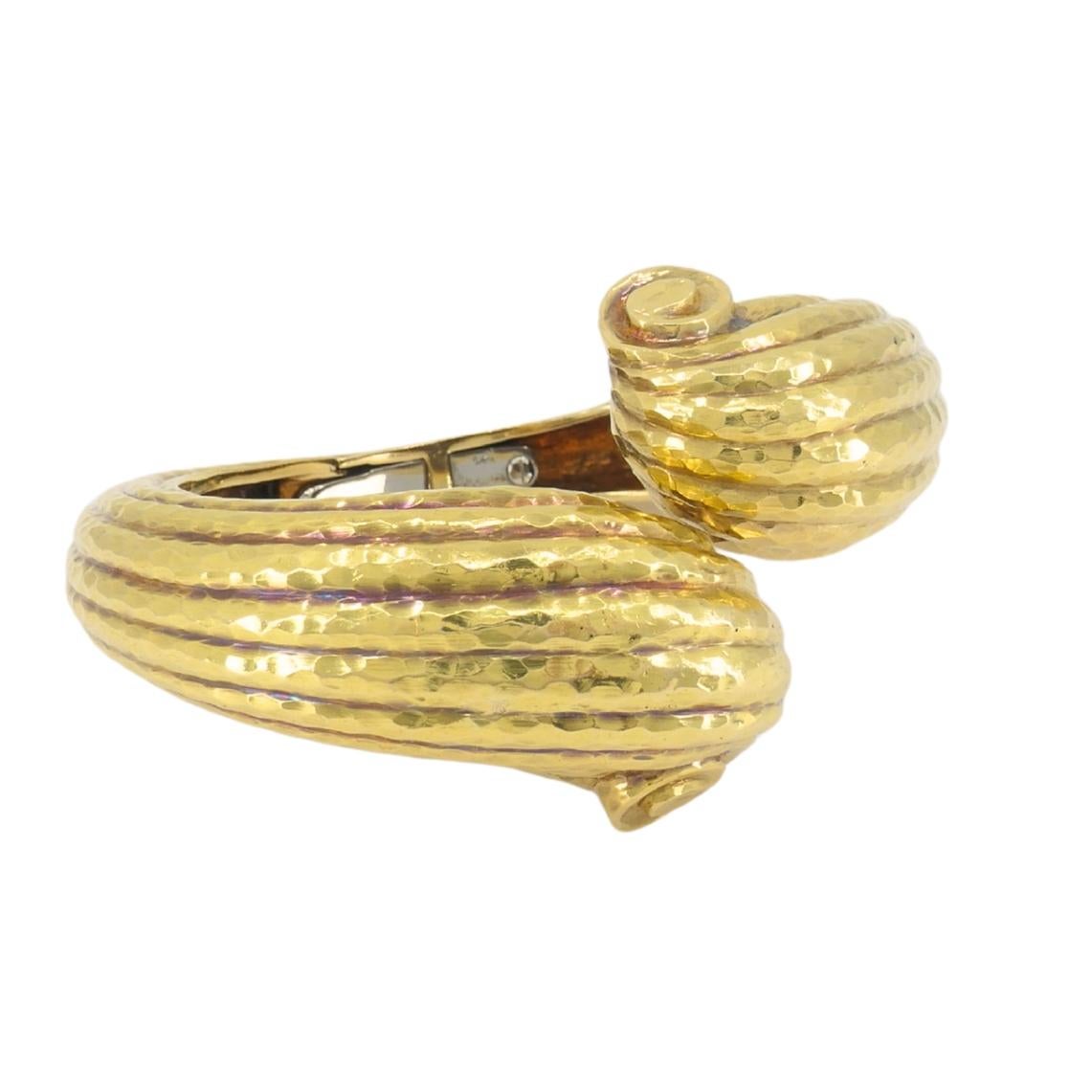 Bracelet manchette en or 18k martelé David Webb en vente 7