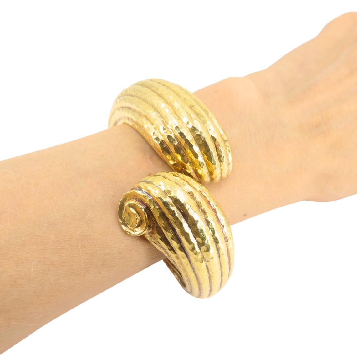 Bracelet manchette en or 18k martelé David Webb en vente 8