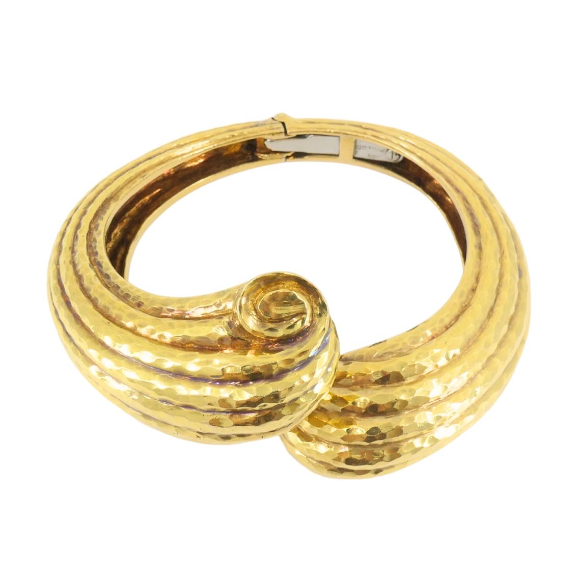 Bracelet manchette en or 18k martelé David Webb en vente 1