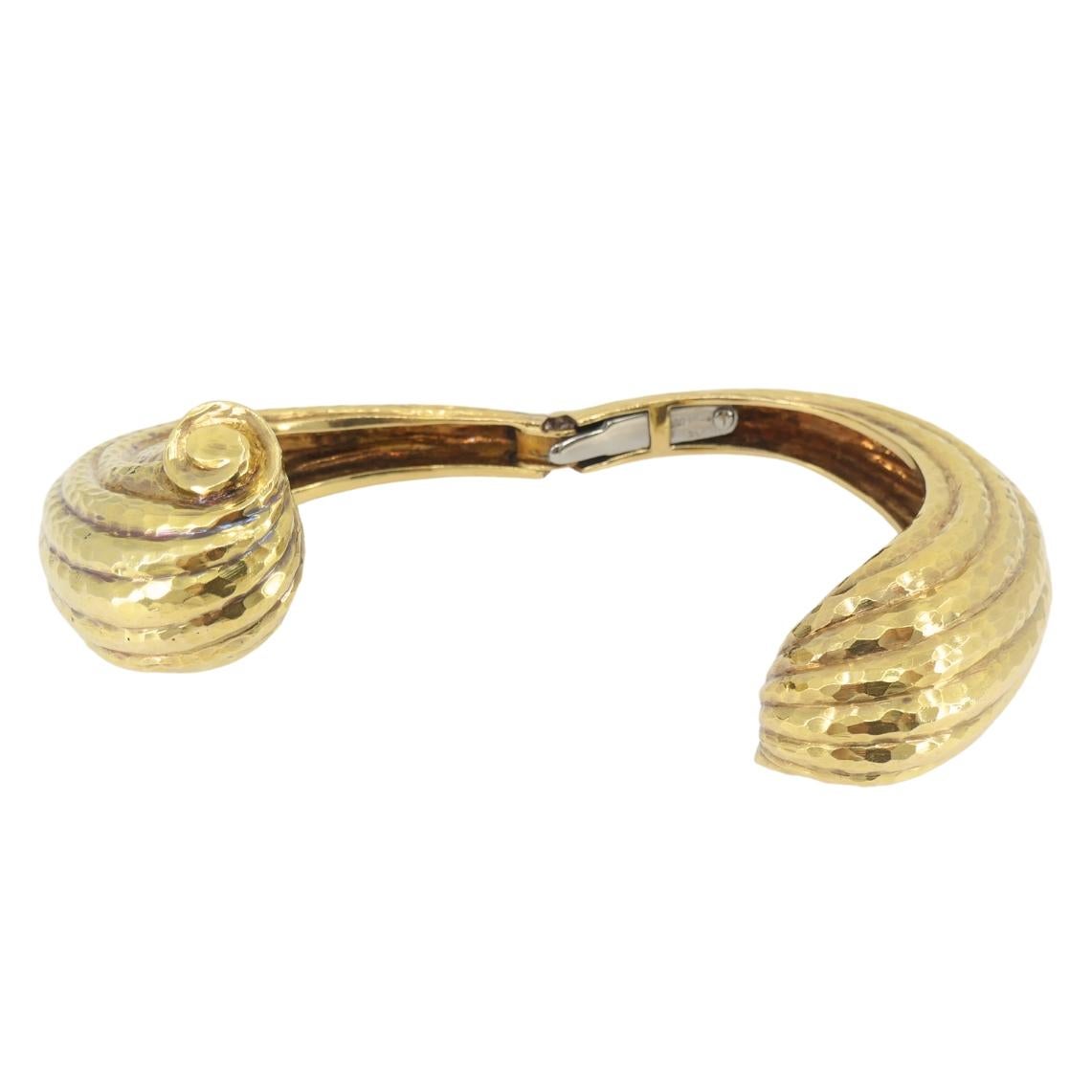 Bracelet manchette en or 18k martelé David Webb en vente 3
