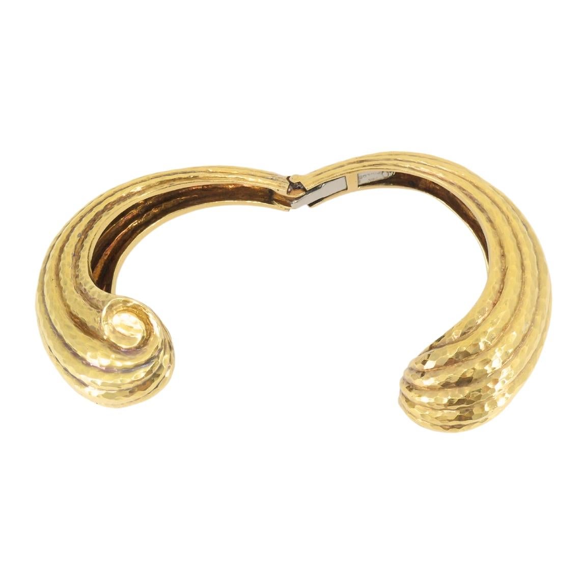 Bracelet manchette en or 18k martelé David Webb en vente 4