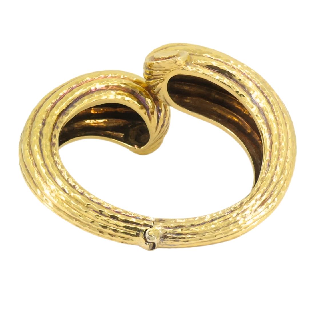 Bracelet manchette en or 18k martelé David Webb en vente 5