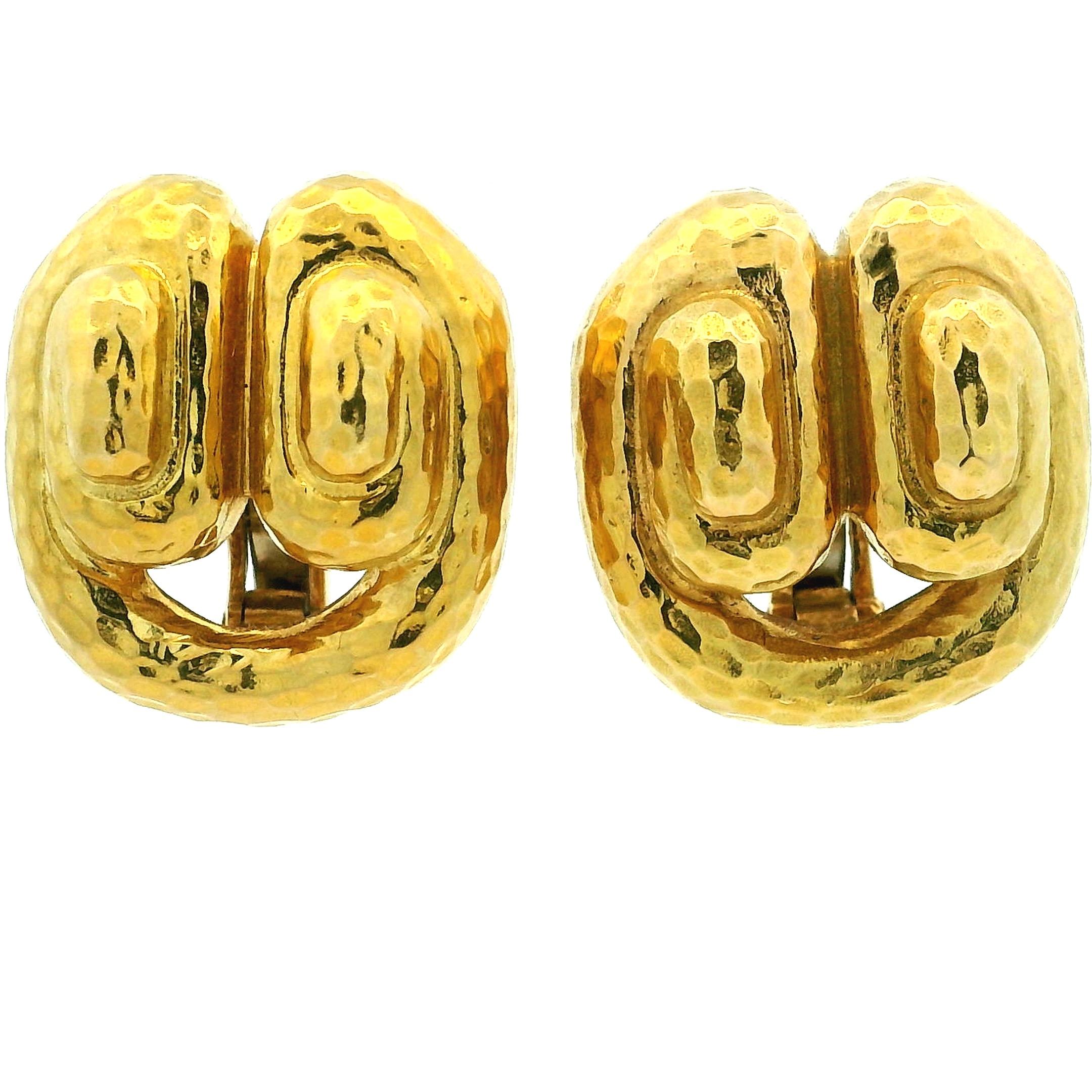 Diese kühnen, skulpturalen Ohrringe aus 18 Karat Gelbgold sind unverkennbar David Webb und zeichnen sich durch die für das Haus charakteristische gehämmerte Oberfläche und die loopende, dimensionale Form A aus. Das Design spiegelt Webbs berühmte