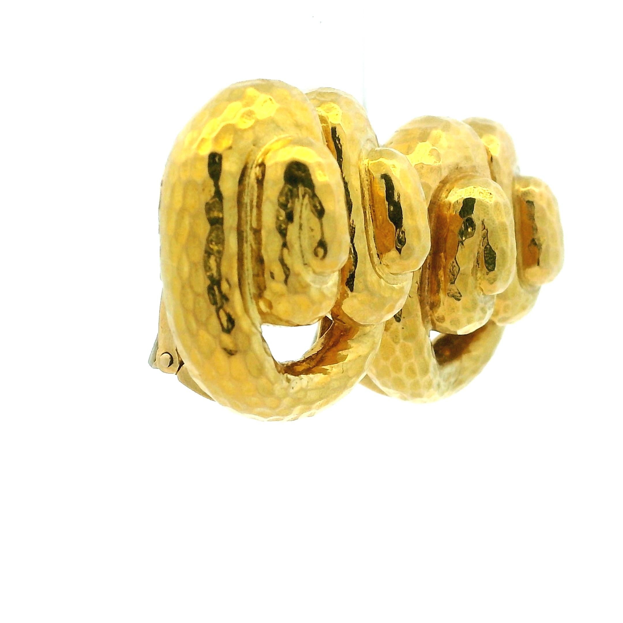 David Webb Gehämmerte 18K Gold Skulpturale Loop-Ohrringe im Zustand „Hervorragend“ im Angebot in Miami, FL
