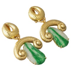 Pendientes de jade de David Webb, en oro amarillo de 18k con acabado martillado