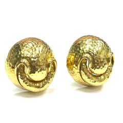 David Webb Hammered Round Smiley Ear Clips en or jaune 18k