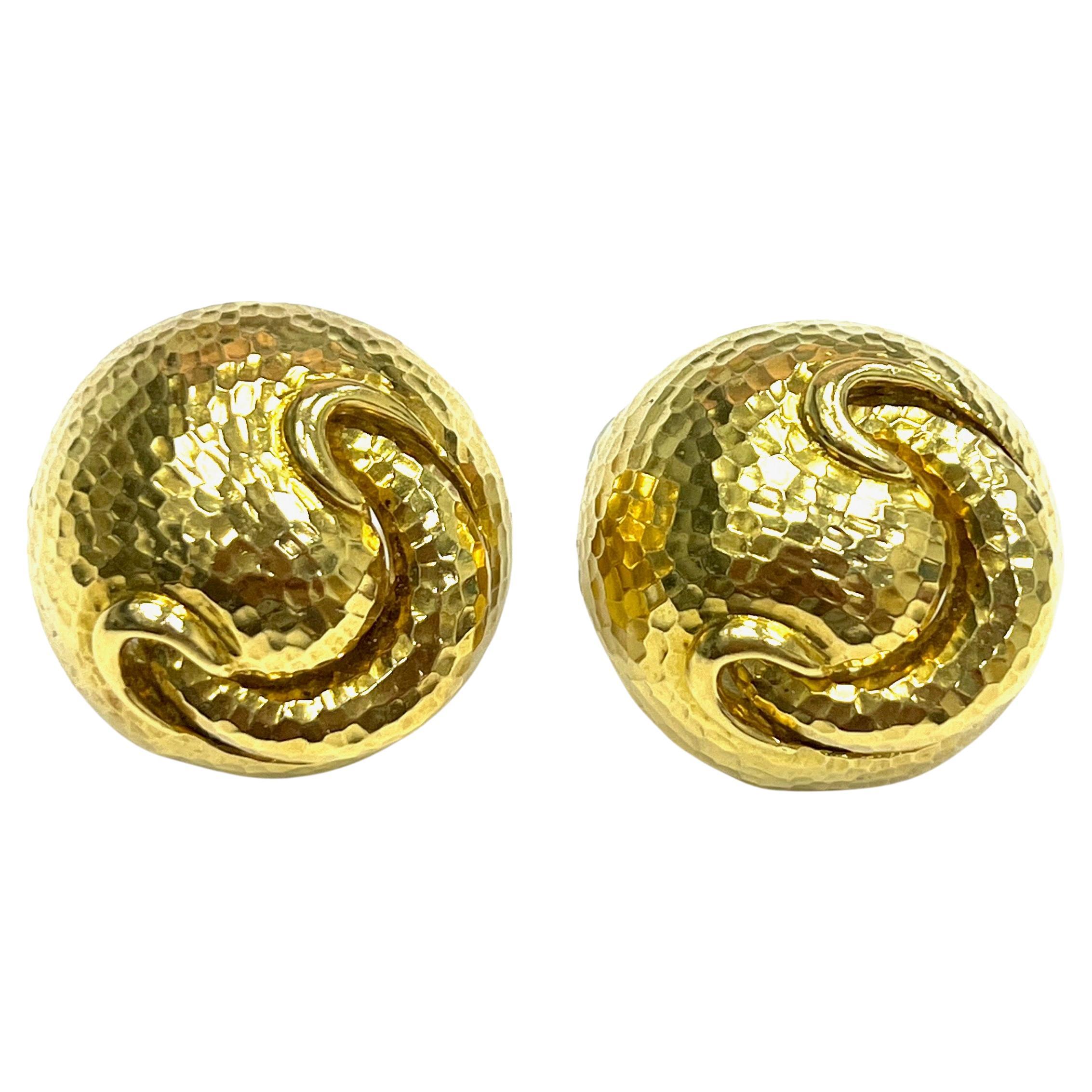 David Webb Hammered 18k Yellow Gold Round Smiley Ear Clips In Excellent Condition For Sale In New York, NY
