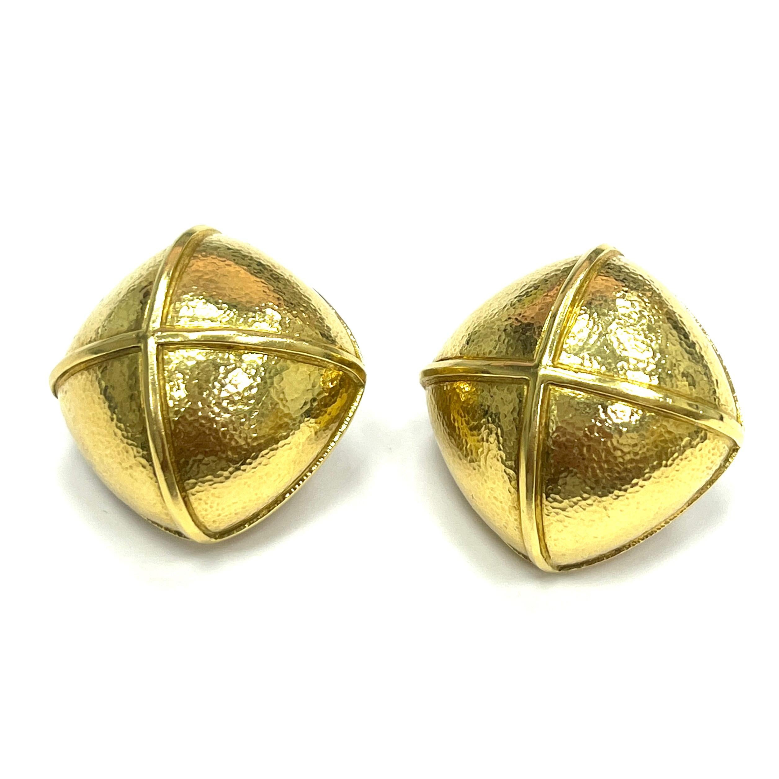 David Webb Hammered 18k Yellow Gold X Ear Clips

Softly hammered 18 karat yellow gold, with X motif; marked Webb, 18k

Size: width 2.8 cm, length 2.8 cm
Total weight: 47.7 grams
