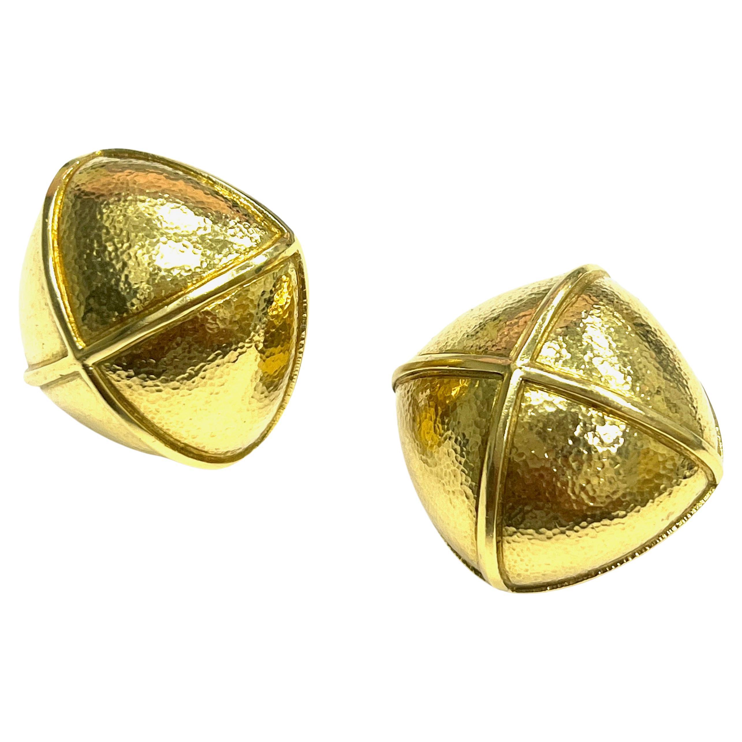 David Webb Hammered 18k Yellow Gold X Ear Clips (Clips d'oreilles en X en or jaune) Pour femmes en vente