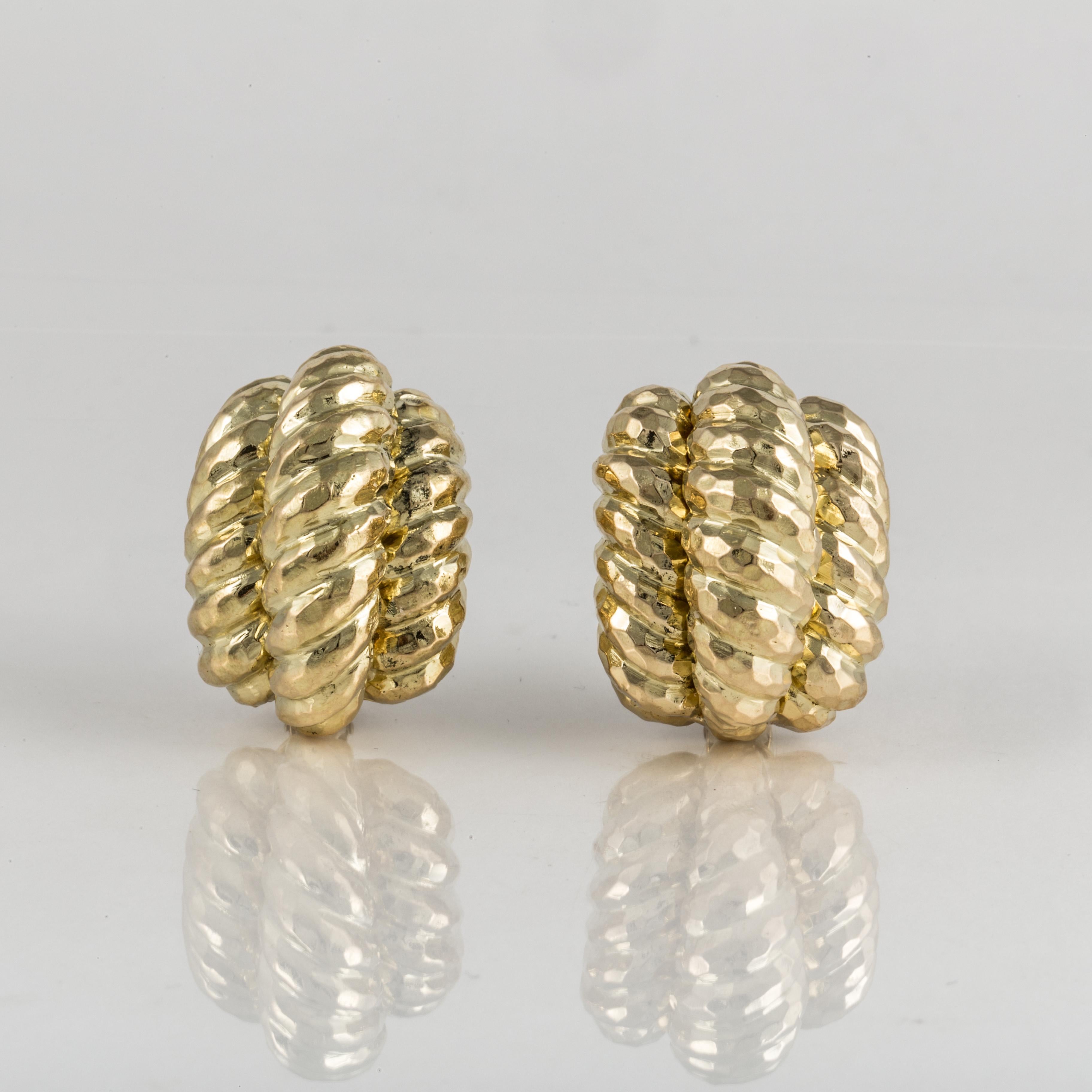 Orecchini David Webb in oro giallo martellato 18 carati con design a forma di gambero.  Gli orecchini sono contrassegnati dalla scritta 