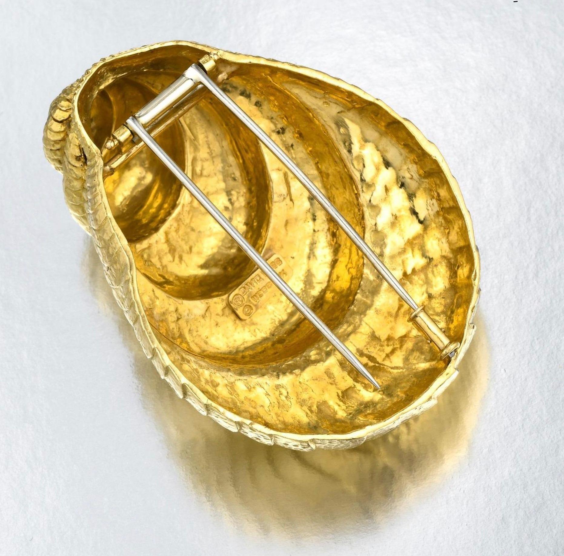 18K Yellow Gold; Meadures 2-1/4 x 1-3/4 inches; weight 46.60 g.

Signed: DAVID WEBB, WEBB; Stamped 18K

SKU#PB-03012