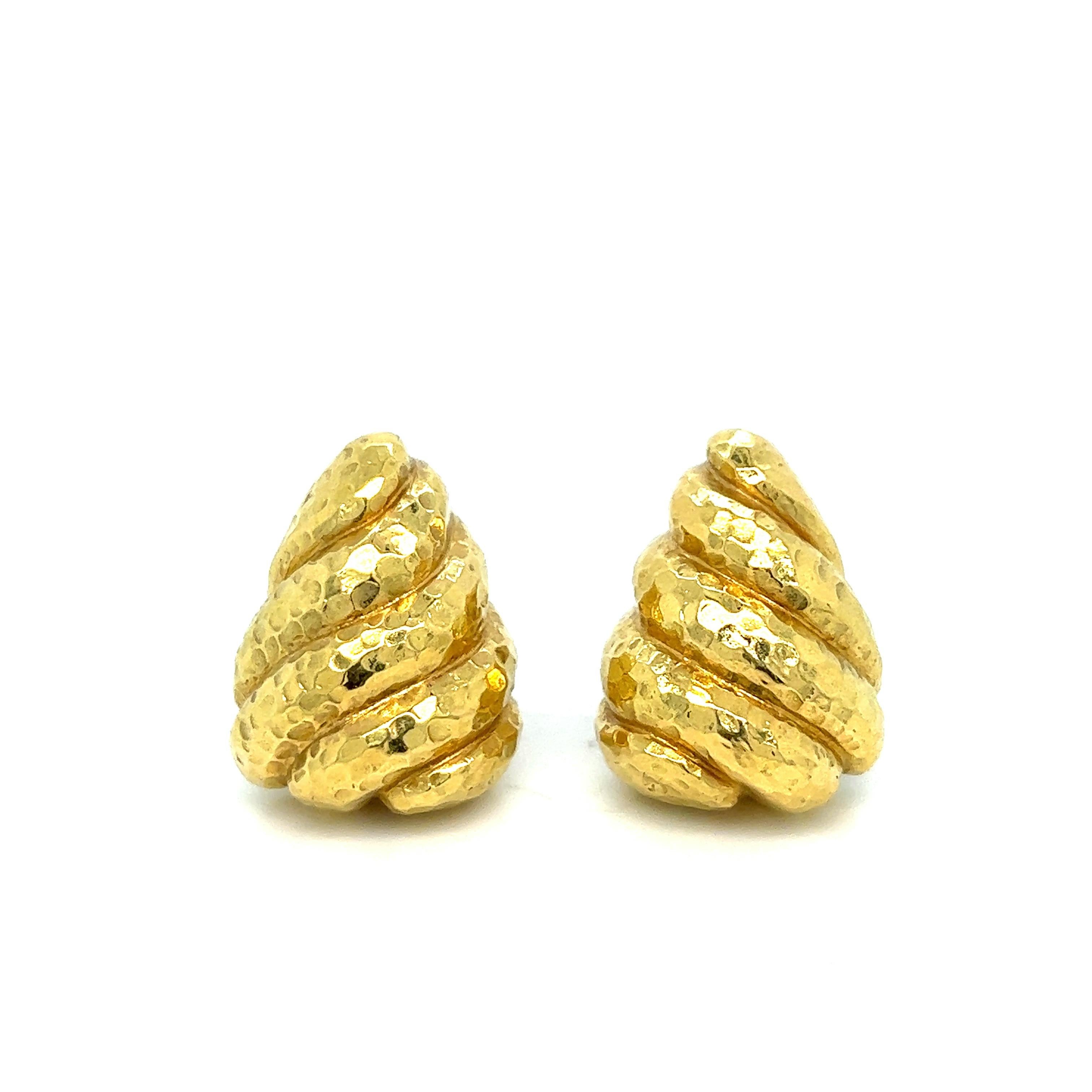 David Webb hammered gold shell ear clips 

Hammered 18 karat yellow gold, shell motif; marked Webb, 18k

Size: width 1.9 cm, length 2.5 cm
Total weight: 24.7 grams