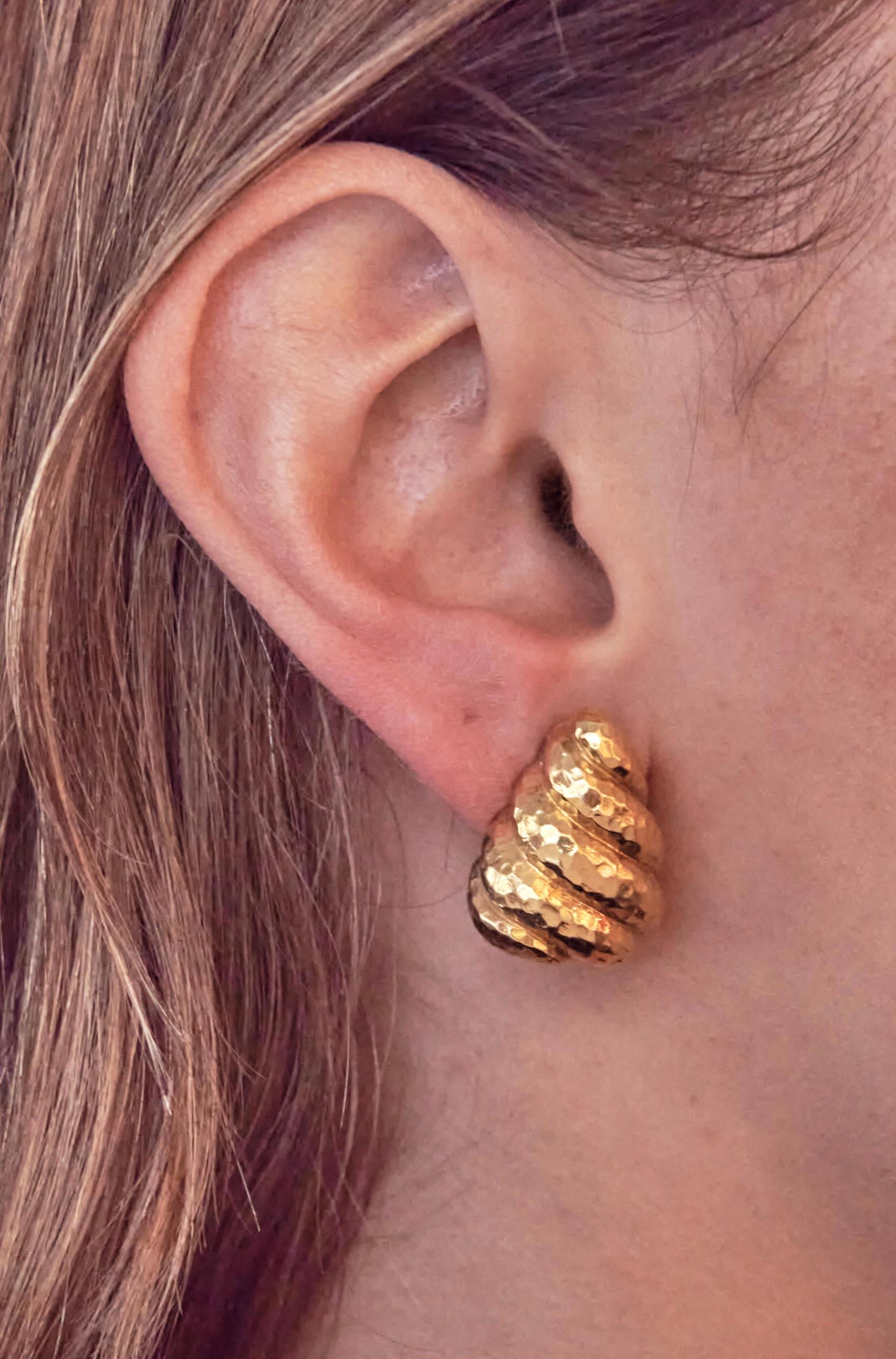 David Webb - Clips d'oreilles en forme de coquillage en or Hammered en vente 2