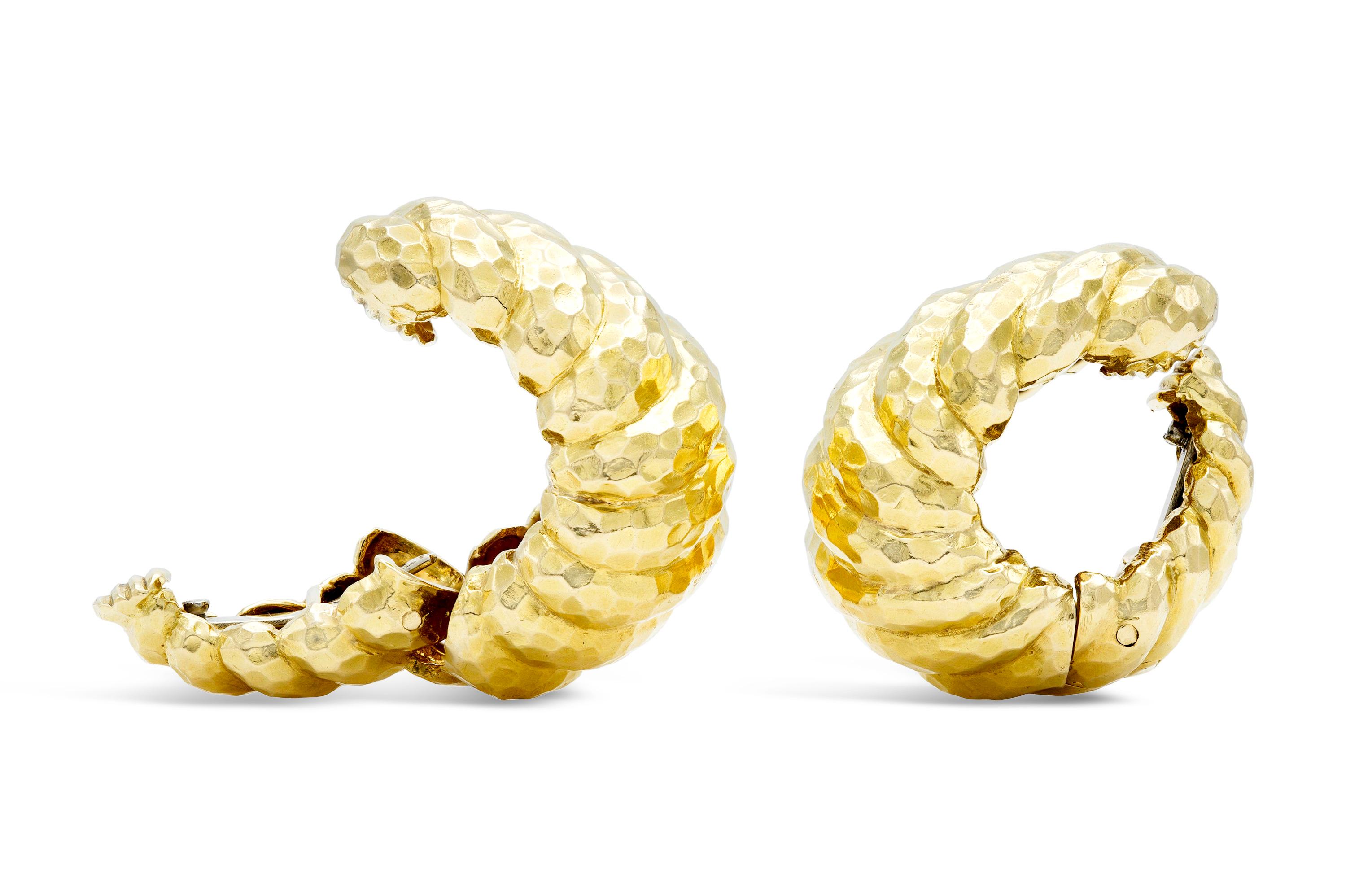 David Webb Hammered Gold Shrimp Style Earrings In Good Condition For Sale In New York, NY
