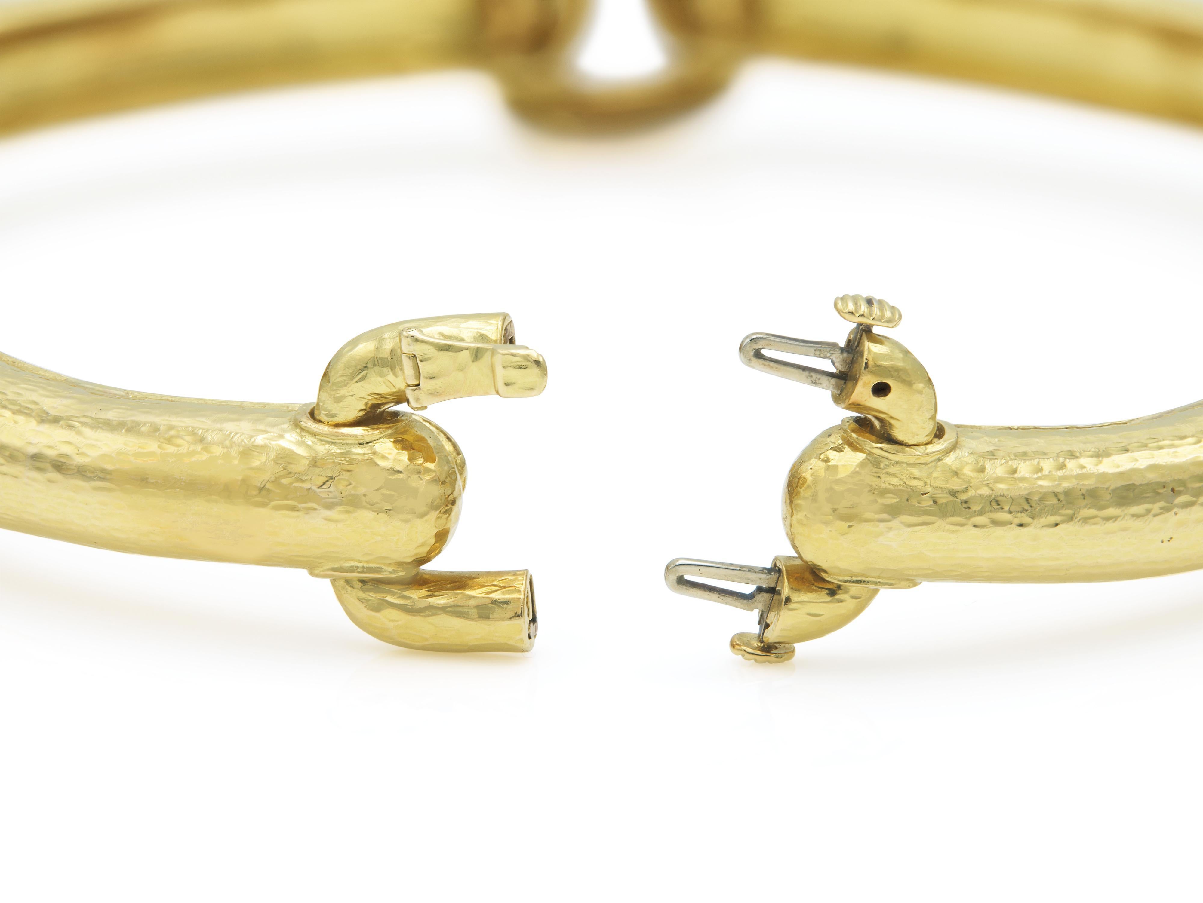 Donna David Webb Collana Station Chocker in oro martellato in vendita