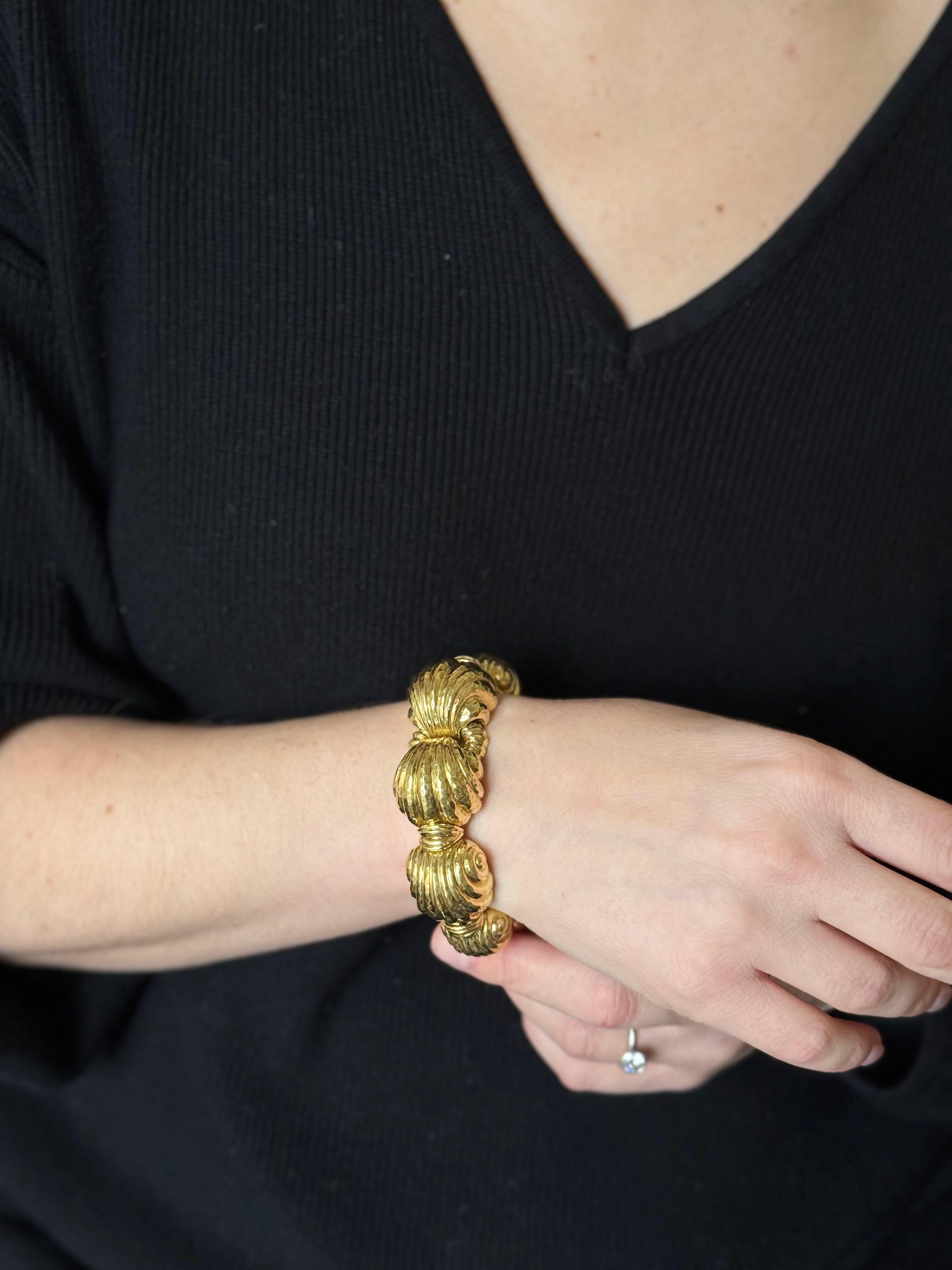 Importante brazalete grueso de David Webb, en oro amarillo de 18 quilates, acabado martillado a mano, motivo en espiral.  La pulsera se ajustará a una muñeca de 7,25