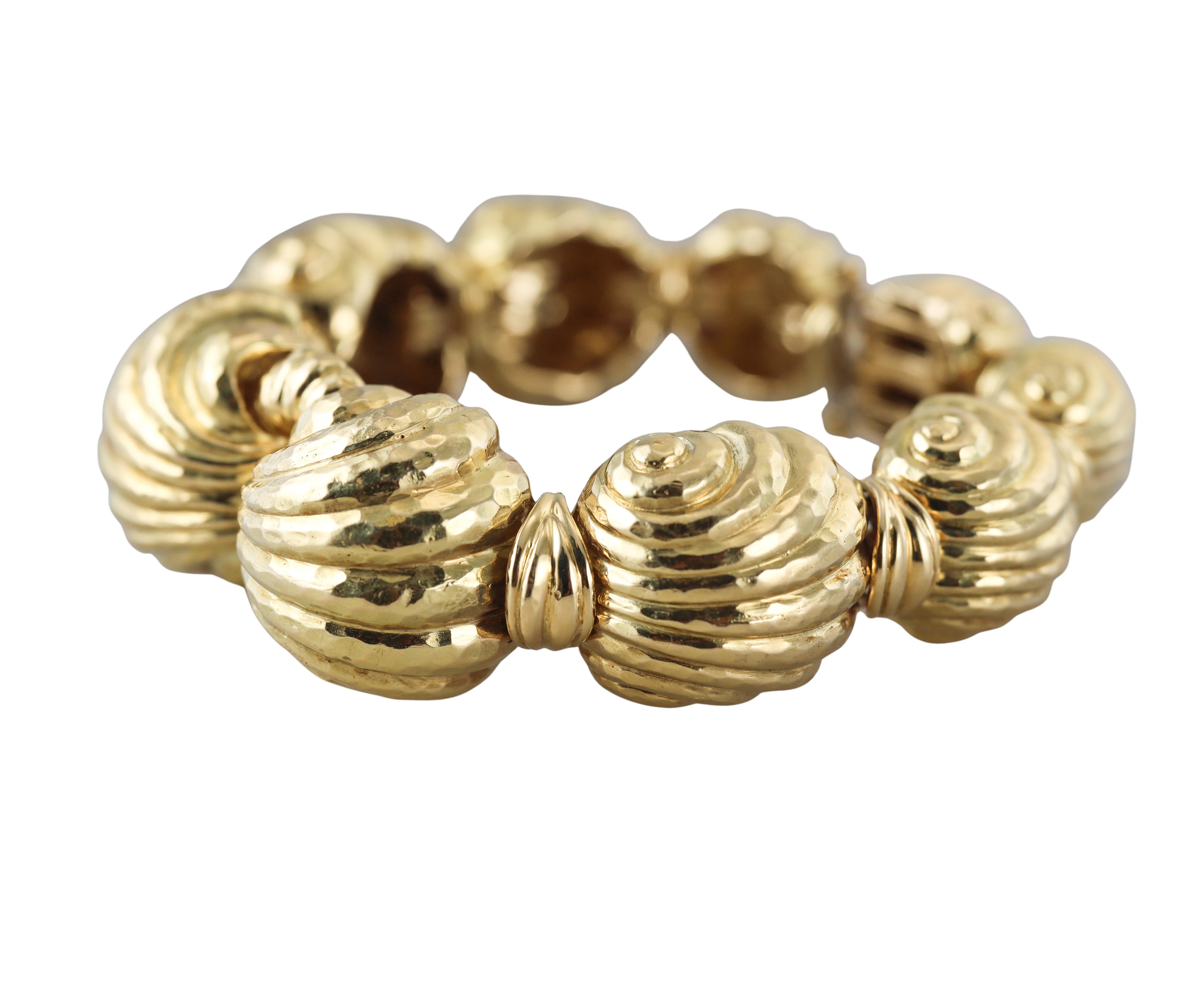 David Webb Pulsera gruesa de oro amarillo con acabado martillado a mano en Excelente estado para la venta en New York, NY