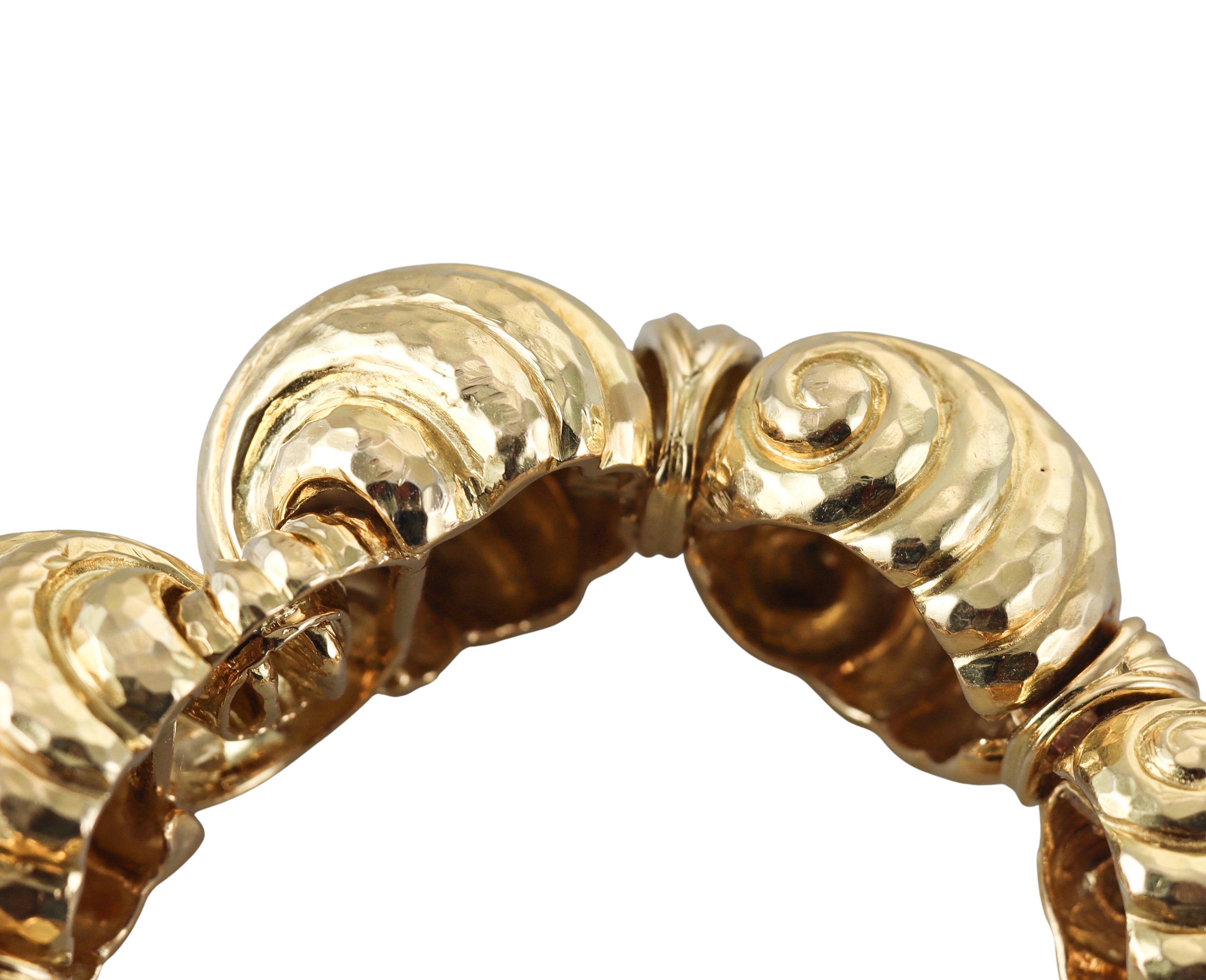 David Webb Pulsera gruesa de oro amarillo con acabado martillado a mano en venta 2