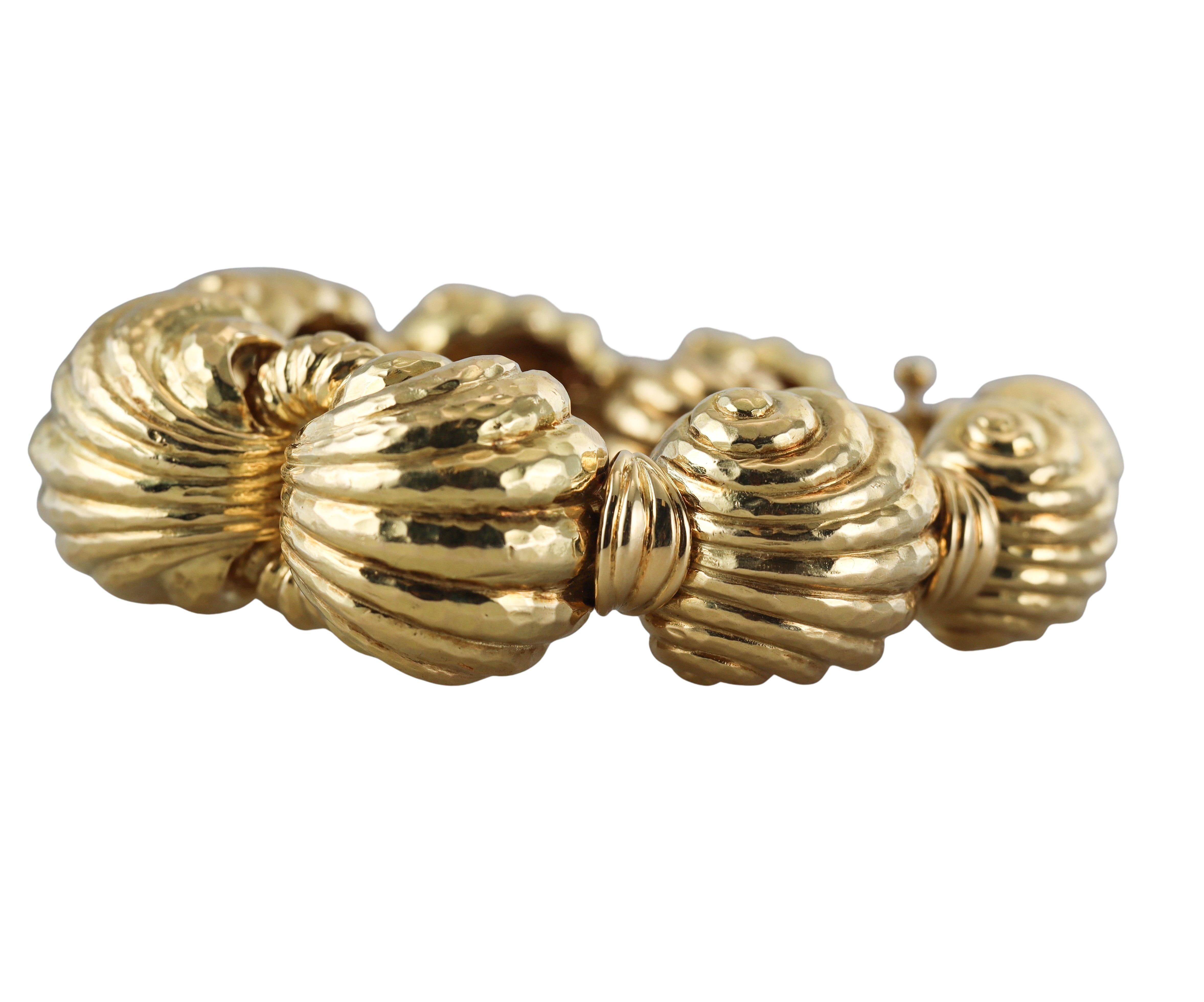 David Webb Pulsera gruesa de oro amarillo con acabado martillado a mano en venta 3