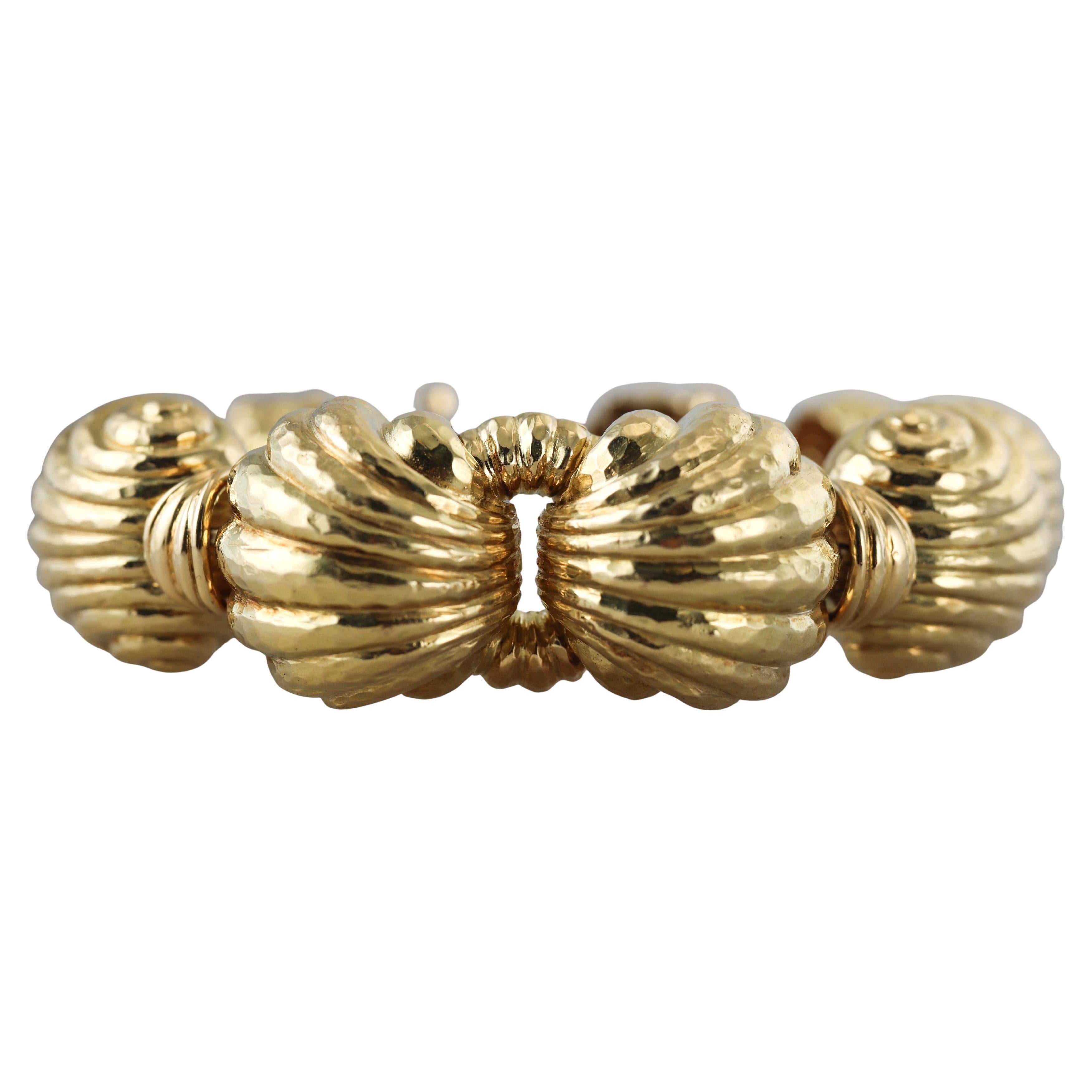 David Webb Pulsera gruesa de oro amarillo con acabado martillado a mano en venta