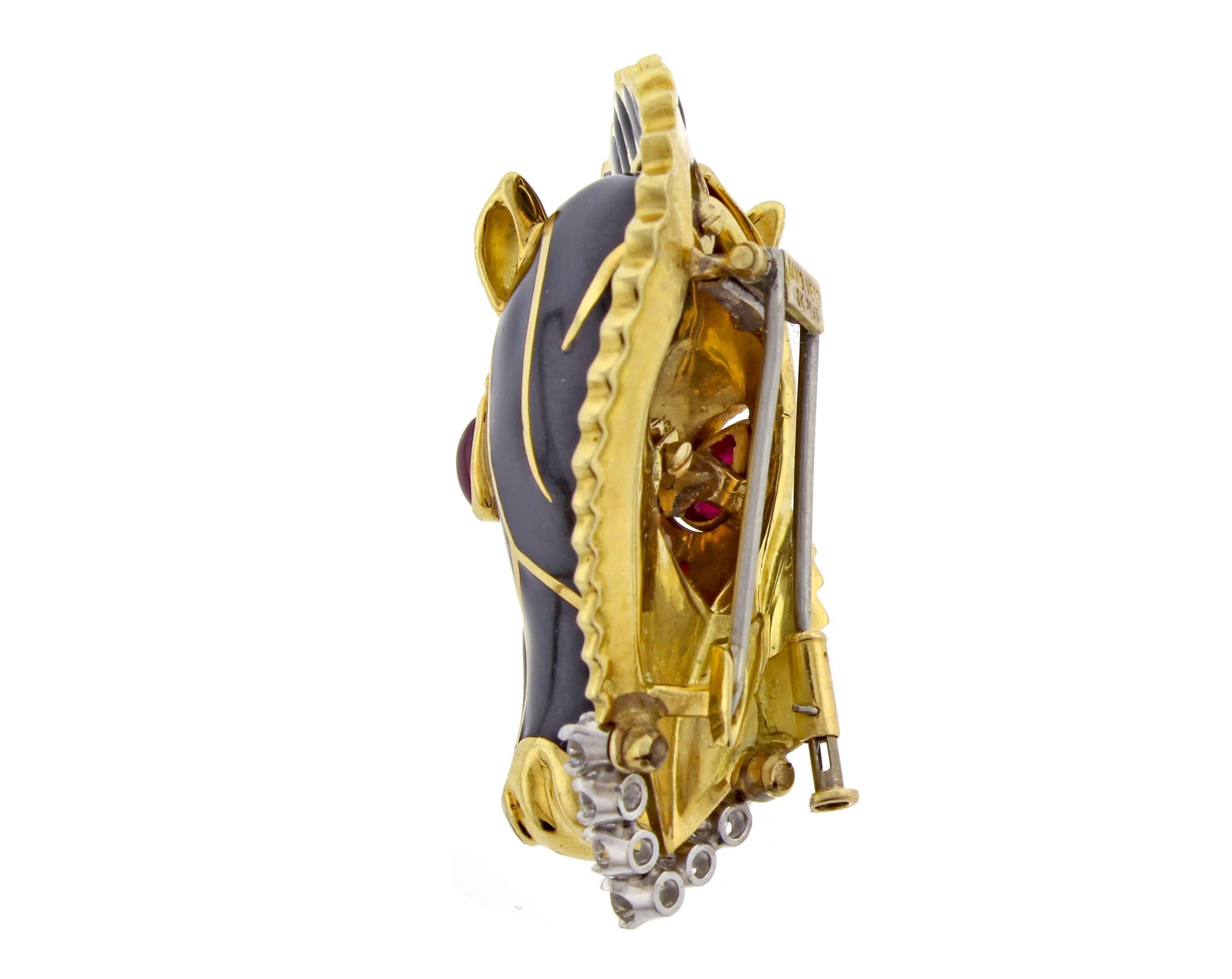 Une broche en forme de tête de cheval de la collection Kingdom de David Webb.  Méticuleusement confectionné en 18 carats avec des rubis cabochons et des diamants. Les 13 diamants brillants sertis en platine pèsent environ 1,40 carat. 2 pouces de