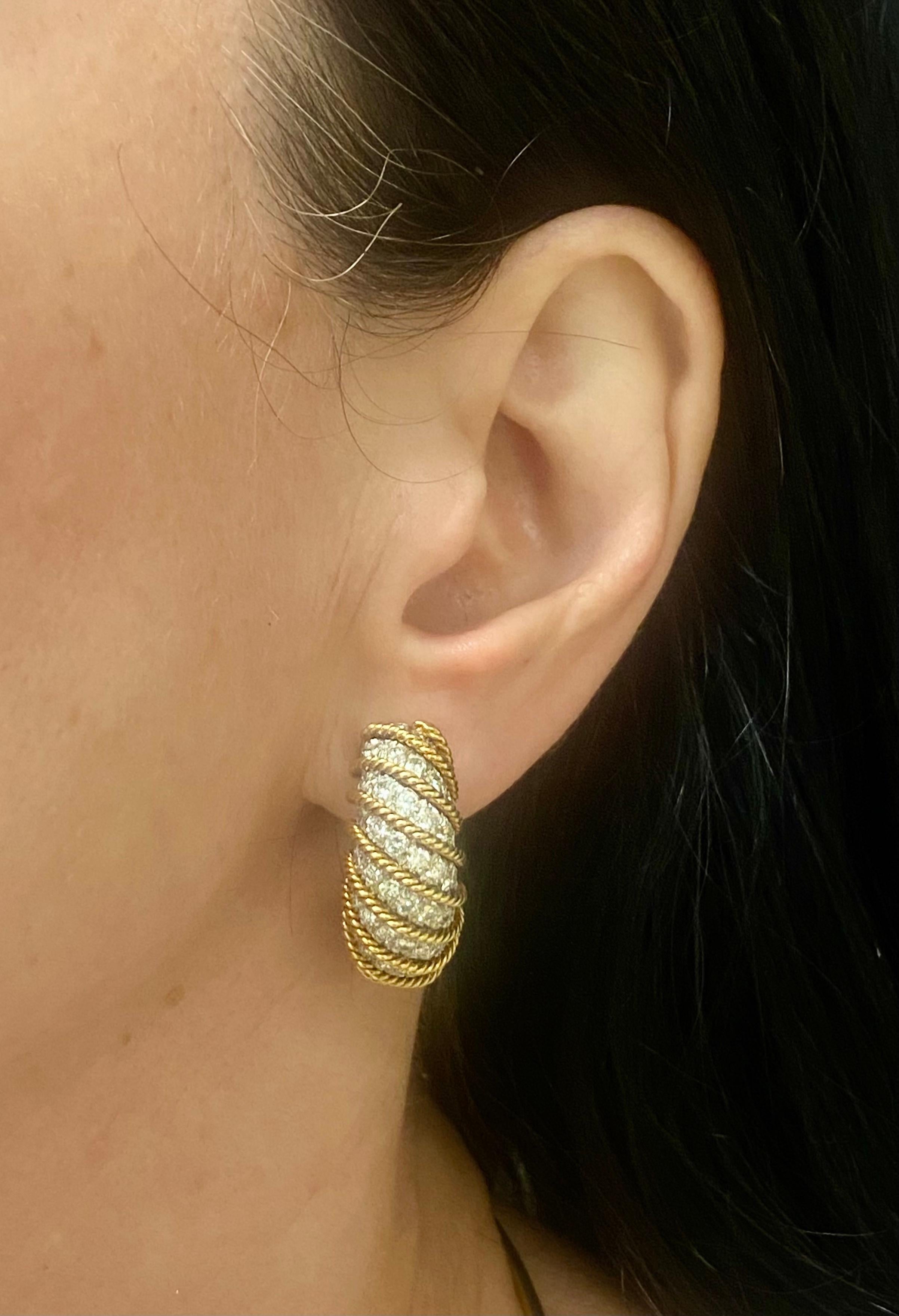DESIGNER: David Webb
CIRCA: anni '60
MATERIALI: Giallo 18K  Oro
GEMSTONE: diamanti taglio rotondo brillante da 6 carati 
PESO:  23.9 grammi
MISURE: 1