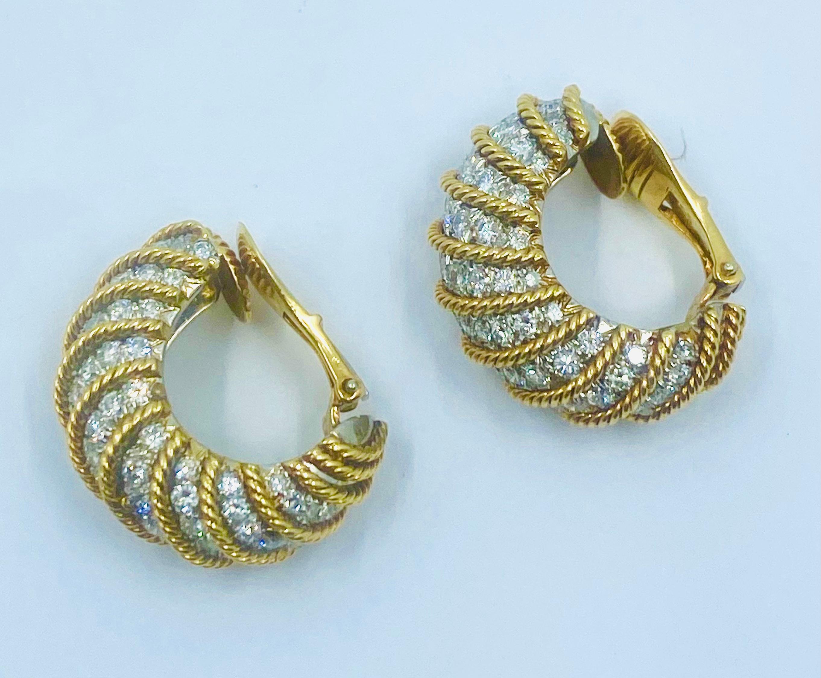 Taglio rotondo David Webb Orecchini Huggie Diamante Oro in vendita