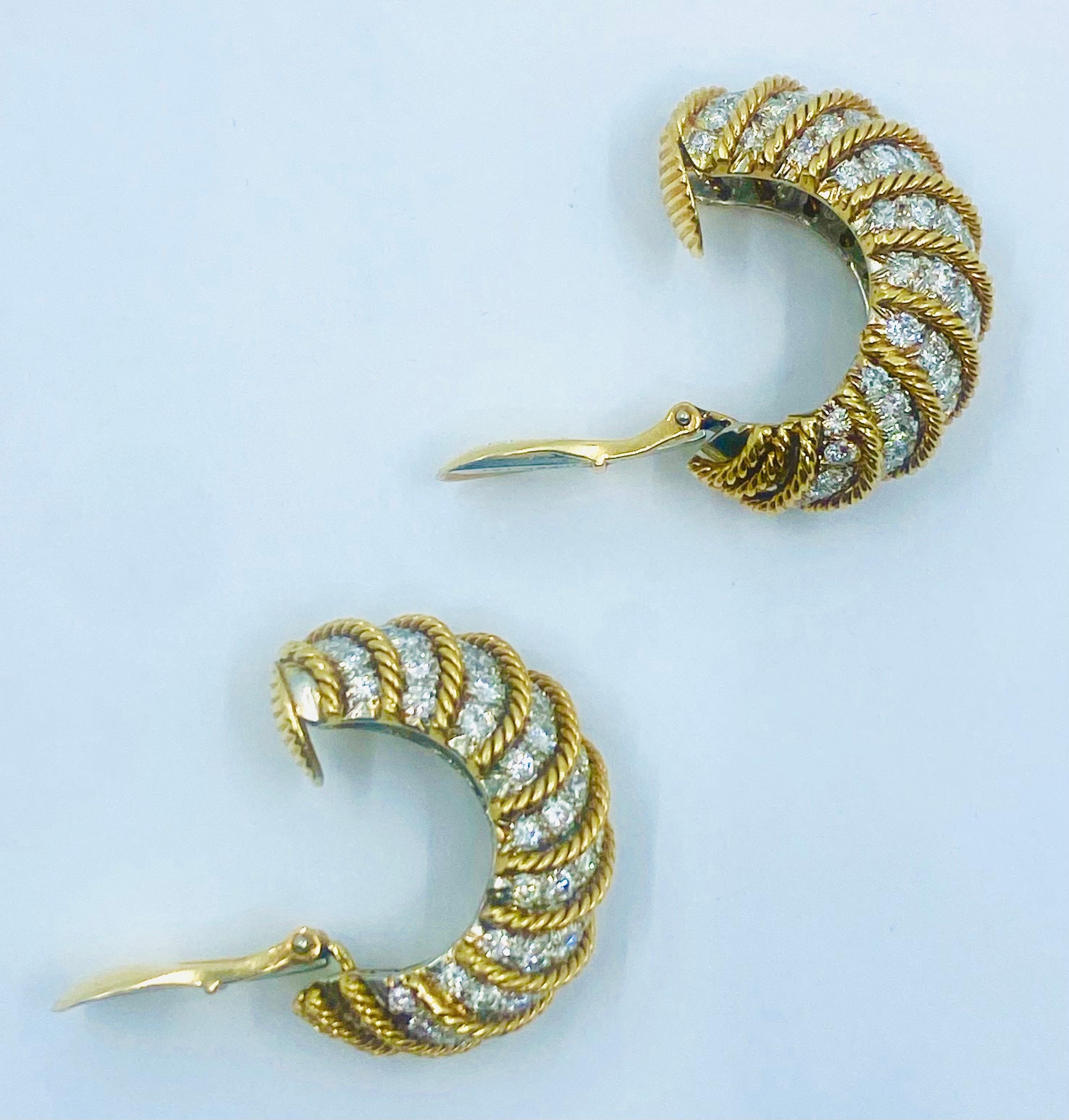 David Webb Orecchini Huggie Diamante Oro In condizioni ottime in vendita a Beverly Hills, CA