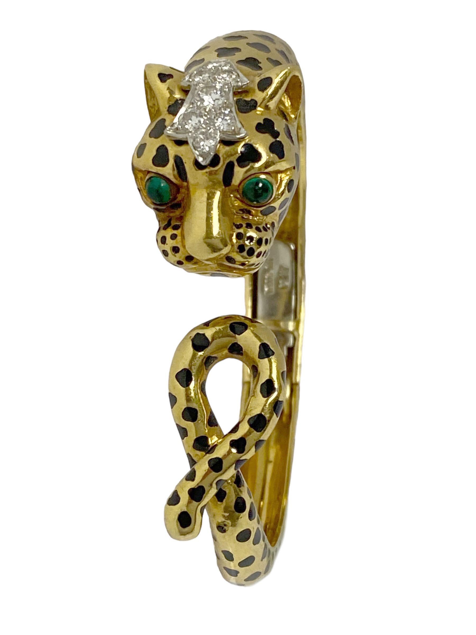 CIRCA 2000 David Webb Iconic Leopard Scharnier Armreif, der Kopf misst 1 x 3/4 Zoll mit dem Armband verjüngt sich von 5/8 bis 1/4 Zoll in der Breite, fein mit dem berühmten David Webb Emaillierung detailliert, ist die Oberseite des Kopfes mit runden